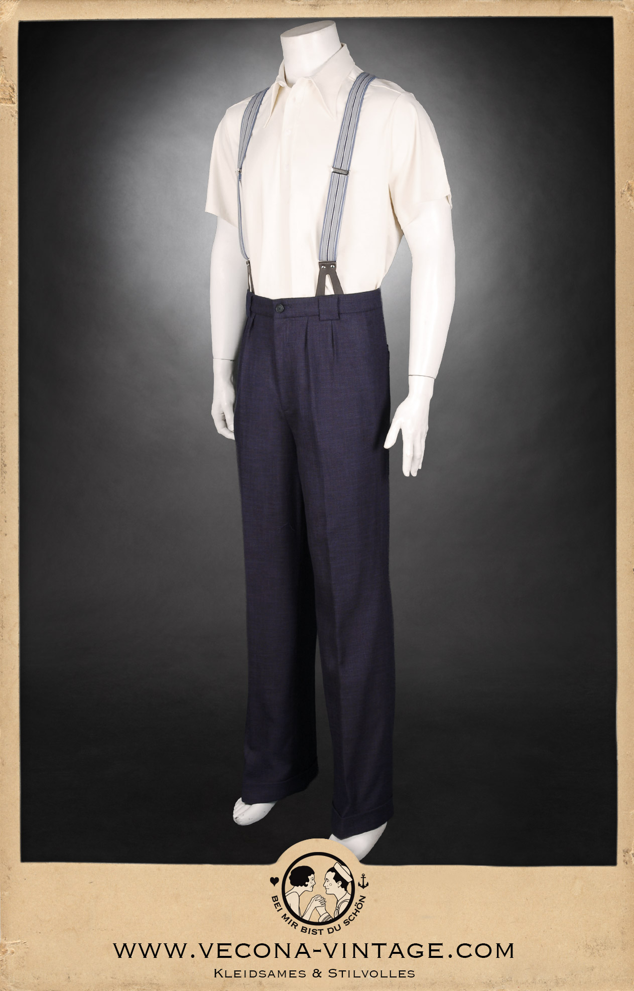 Vintage Herren Look im 1940er Jahre Stil bestehend aus dem creme weißen Poloshirt HENRI für Swing Tanz, Vintage Picknicks und Oldtimer Treffen. Vorderansicht mit Leinenhose in dunkelblau und Hosenträgern.