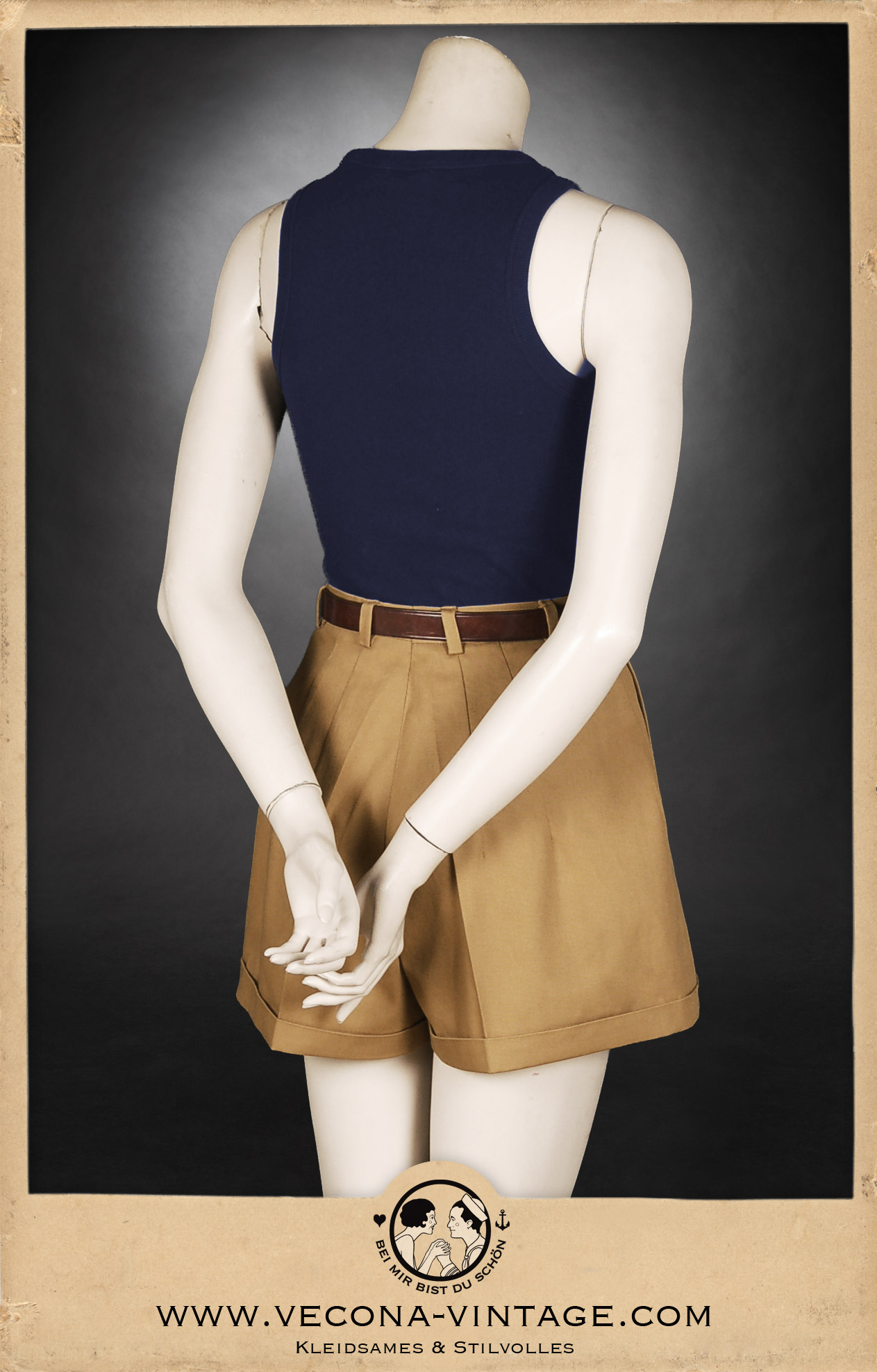 Authentische 1930er Jahre Damen-Shorts in Khaki mit Vintage Tank Top in marine blau,  perfekt für Strand, Sport und sommerliche Abenteuer im Retro-Look. Ansicht der Rückseite.