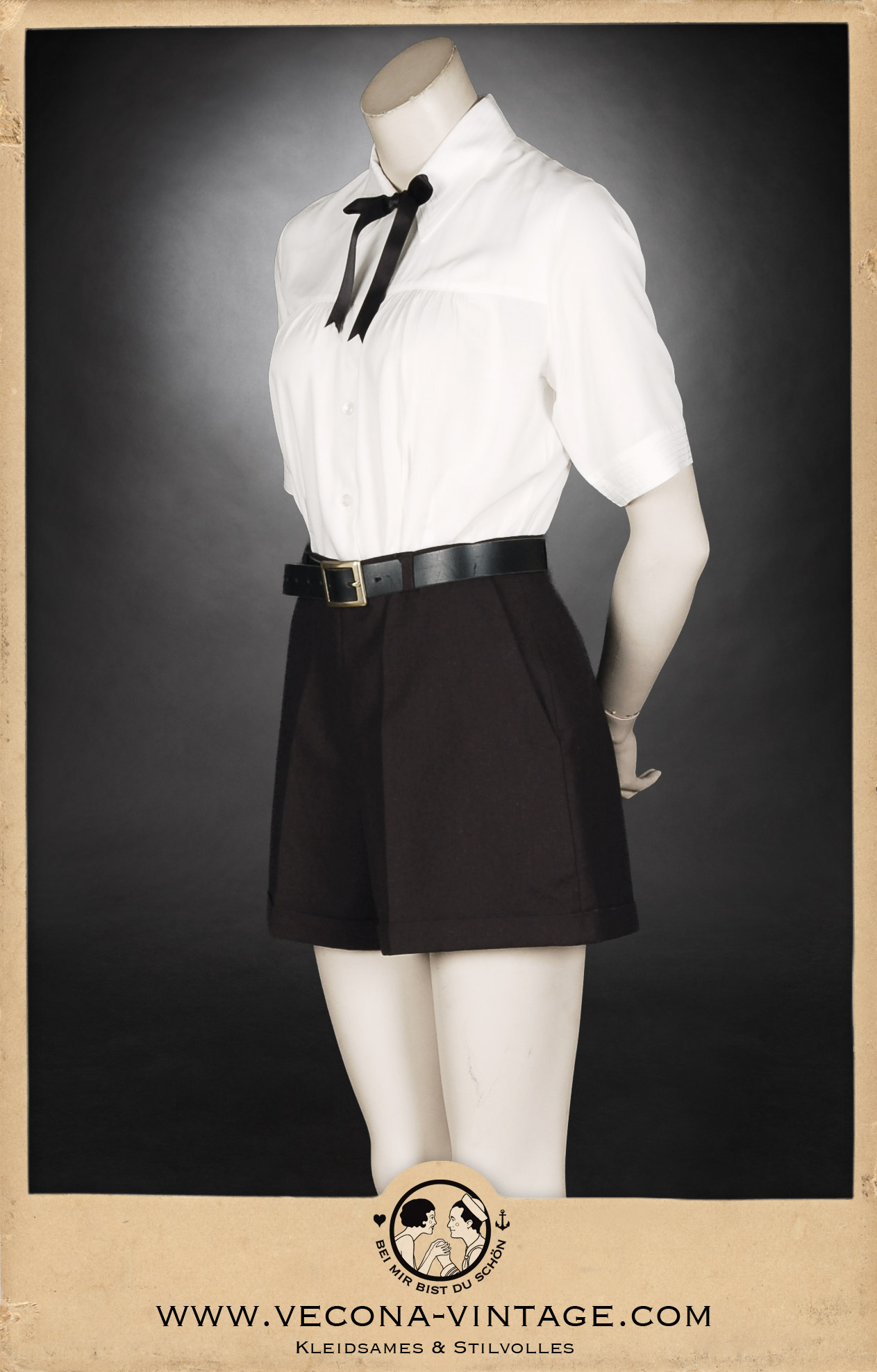 Klassische schwarze 1940er Jahre Damen-Shorts aus Leinen-Baumwolle mit hohem Bund und weitem Bein, kombiniert mit einer weißen Bluse mit schwarzer Schleife – ideal als Tanzhose für Swing und Stepptanz oder für den sportlichen Freizeitlook. Ansicht der Vor