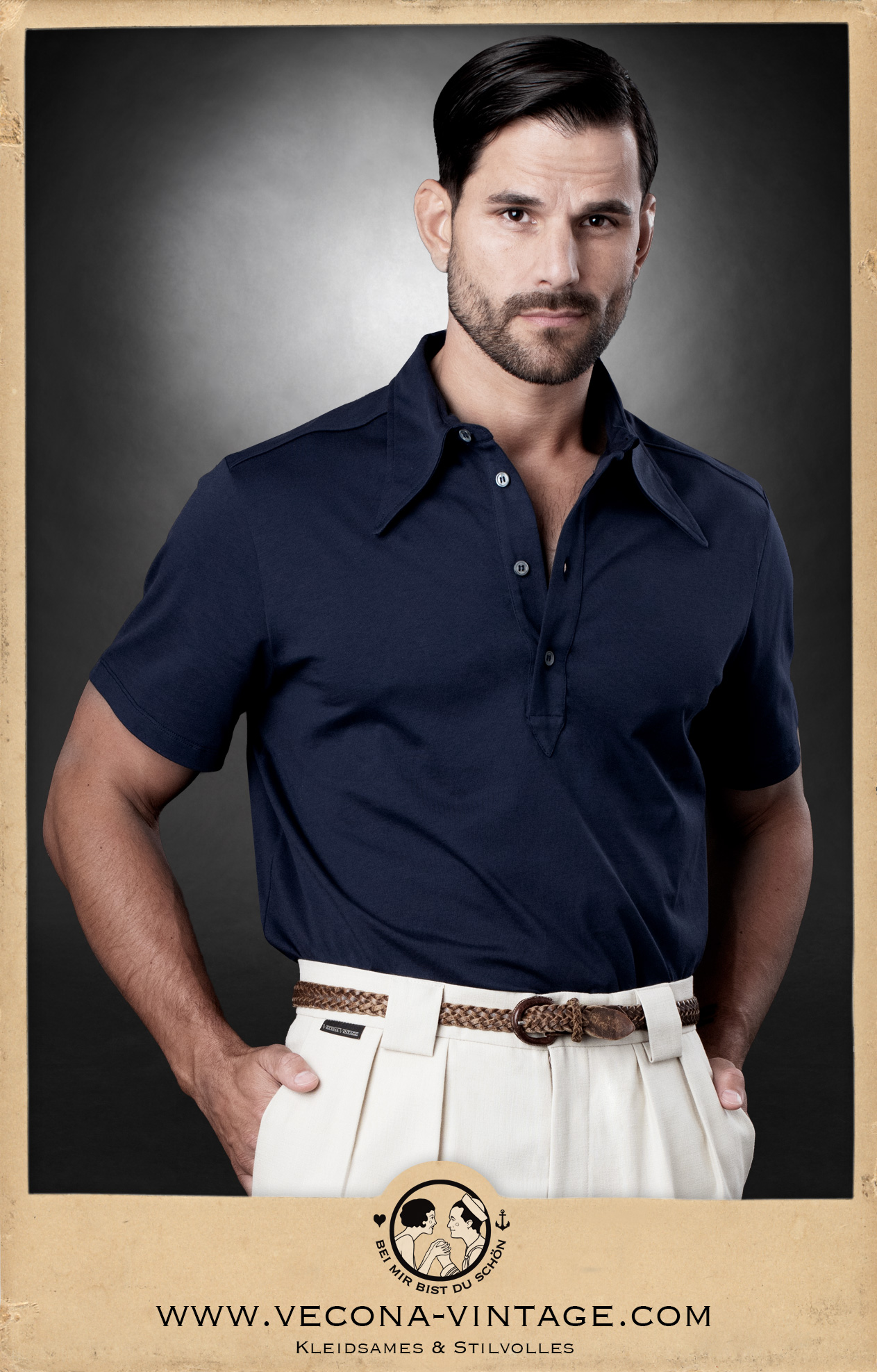 1930er Jahre Herren Poloshirt aus Baumwolljersey in marine blau mit halber Knopfleiste und Spearpoint Kragen 
