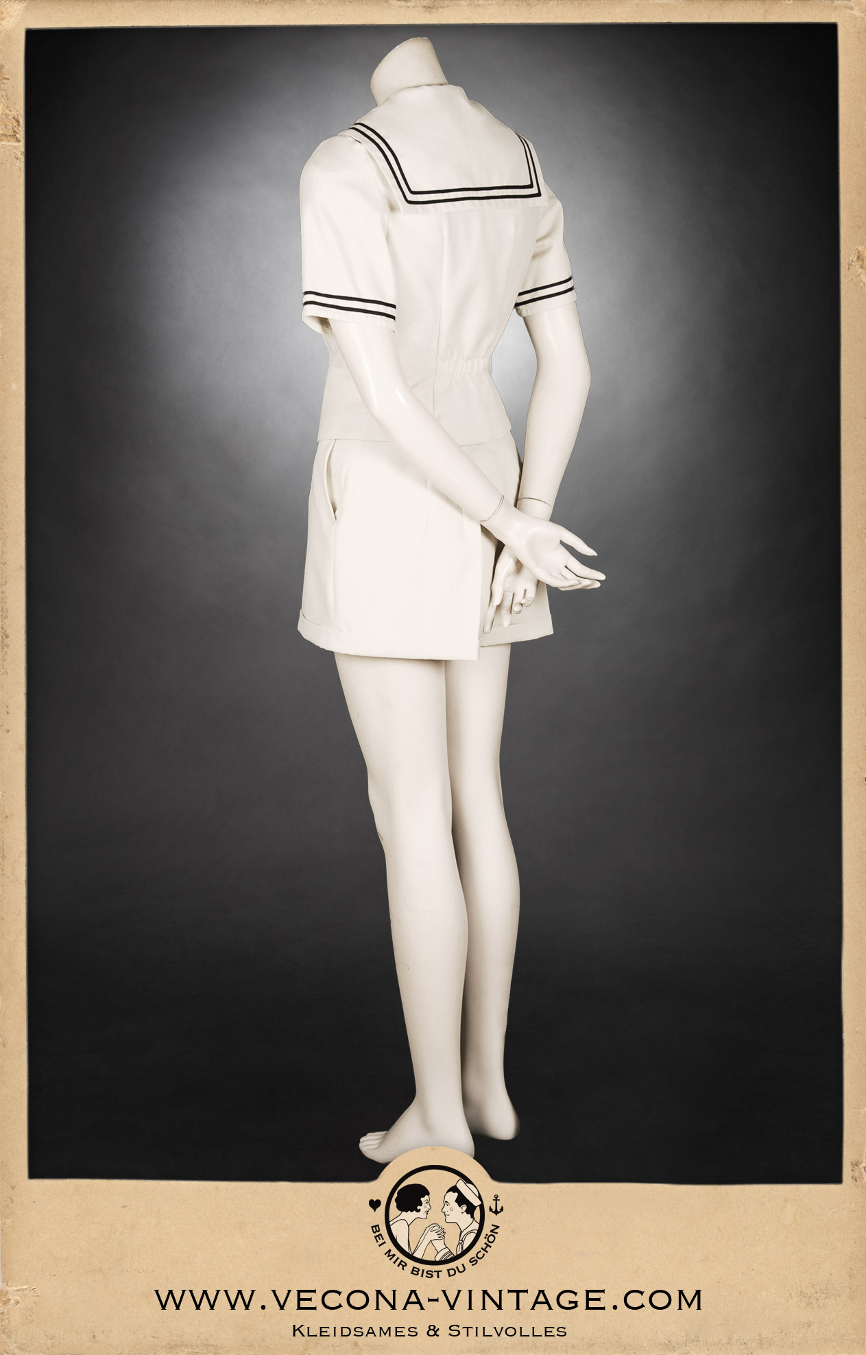 Authentisches 1930er Jahre Ensemble aus ecrufarbenem Leinen: Hoch taillierte Shorts mit weitem Bein und passendem Sailor Top mit Matrosenkragen, ideal für den Wassersport oder Sommerurlaub. Rückenansicht komplett.
