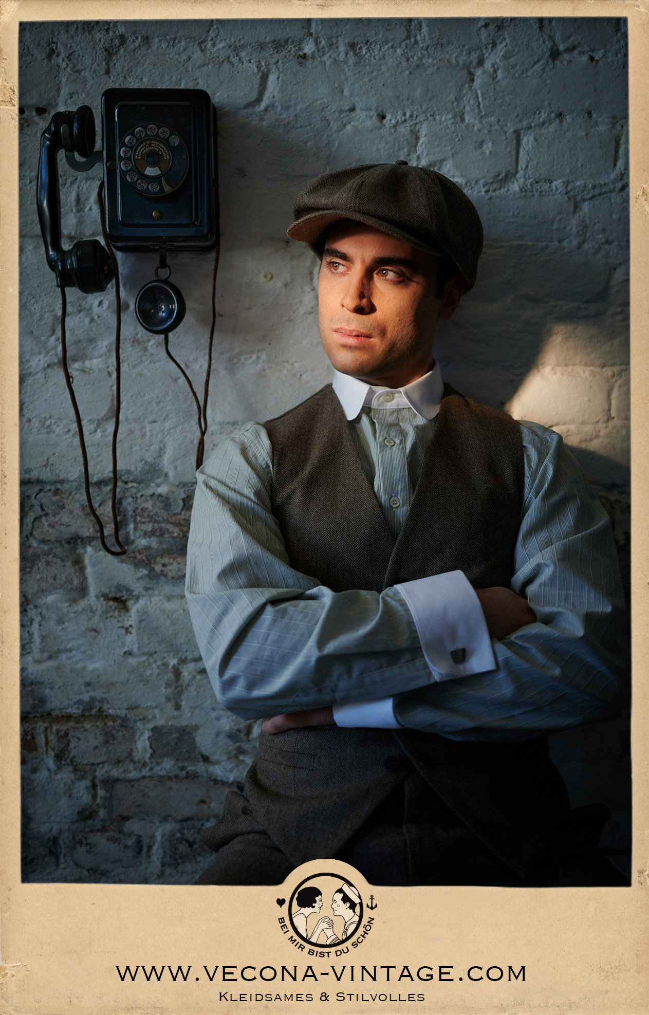 Vecona Vintage Tweed Kappe Newsboy aus Merinowolle mit Fischgratmuster in braun gestylt im Stil der 20er Jahre Peaky Blinders.