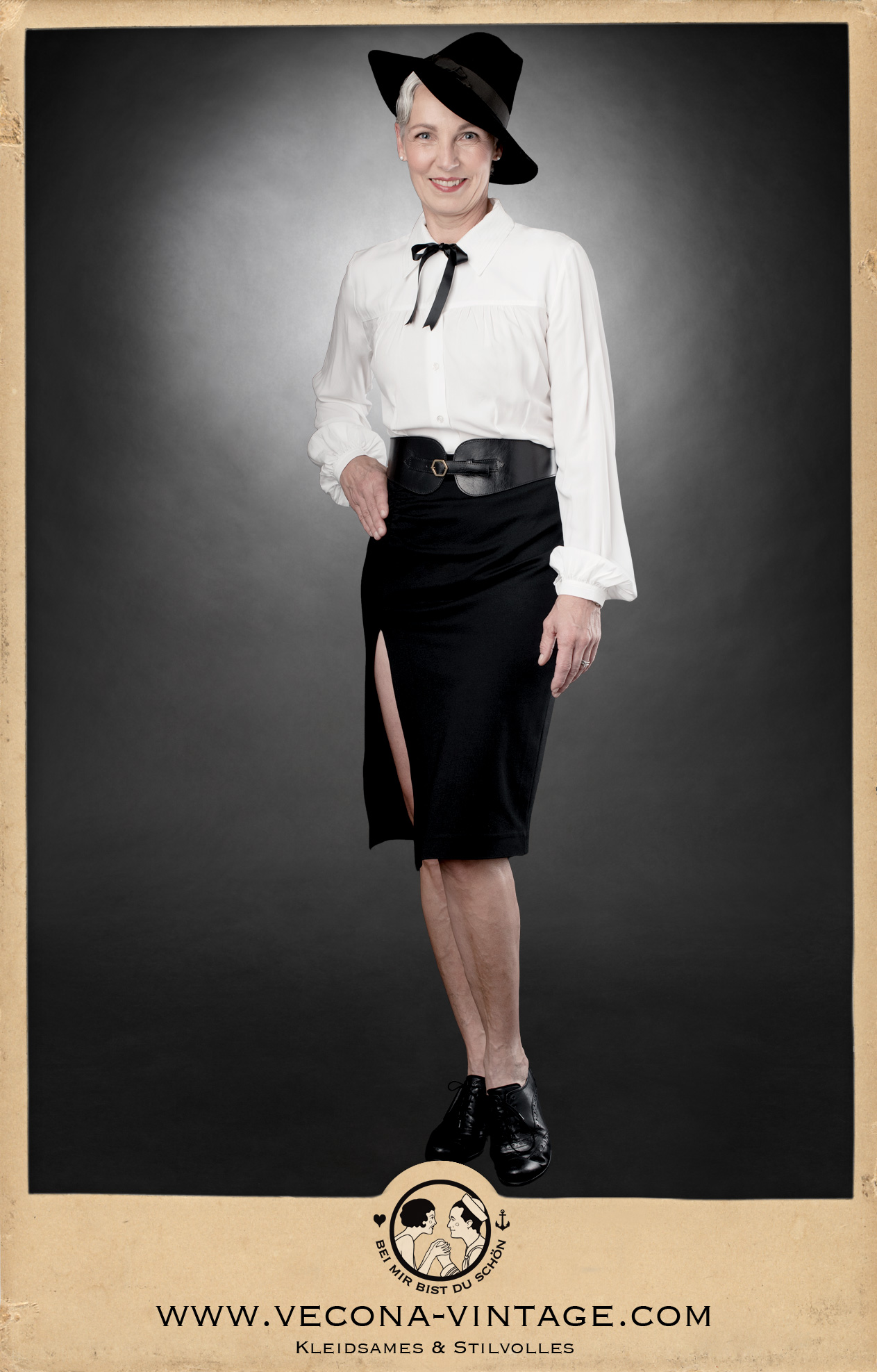 1940s pencil skirt Apache in black with high side slit for swing dancing, Balboa and Tango.
