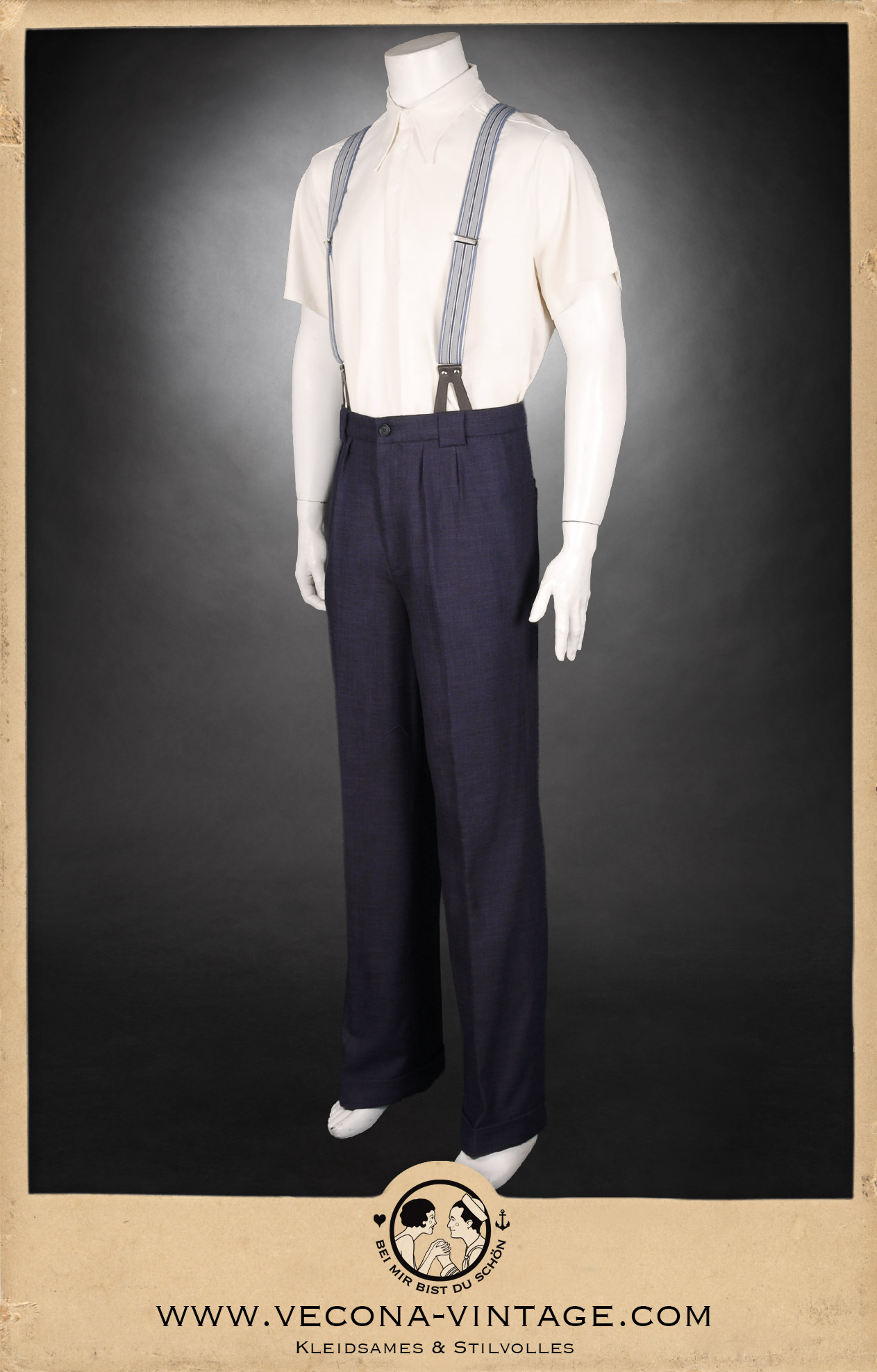 Vintage Herren Look im 1930er Jahre Stil bestehend aus dem creme weißen Poloshirt HENRI zum Swing Tanzen, Freizeit und Urlaub. Vorderansicht mit Leinenhose in dunkelblau.