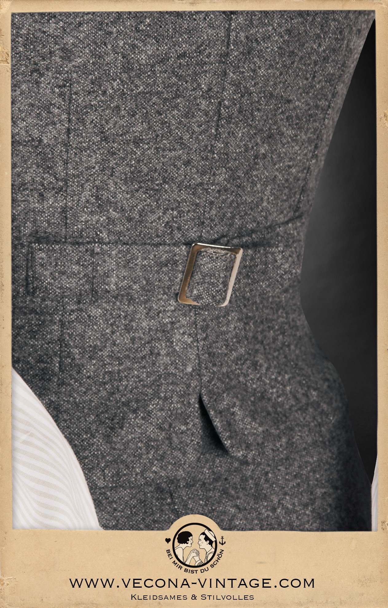 Graue Weste aus Schurwolle - Grey virgin woolen waistcoat, Detail Rückenschnalle - back buckle Detail Graue Weste aus Schurwolle - Grey virgin woolen waistcoat, Detail Rückenschnalle - back buckle Detail