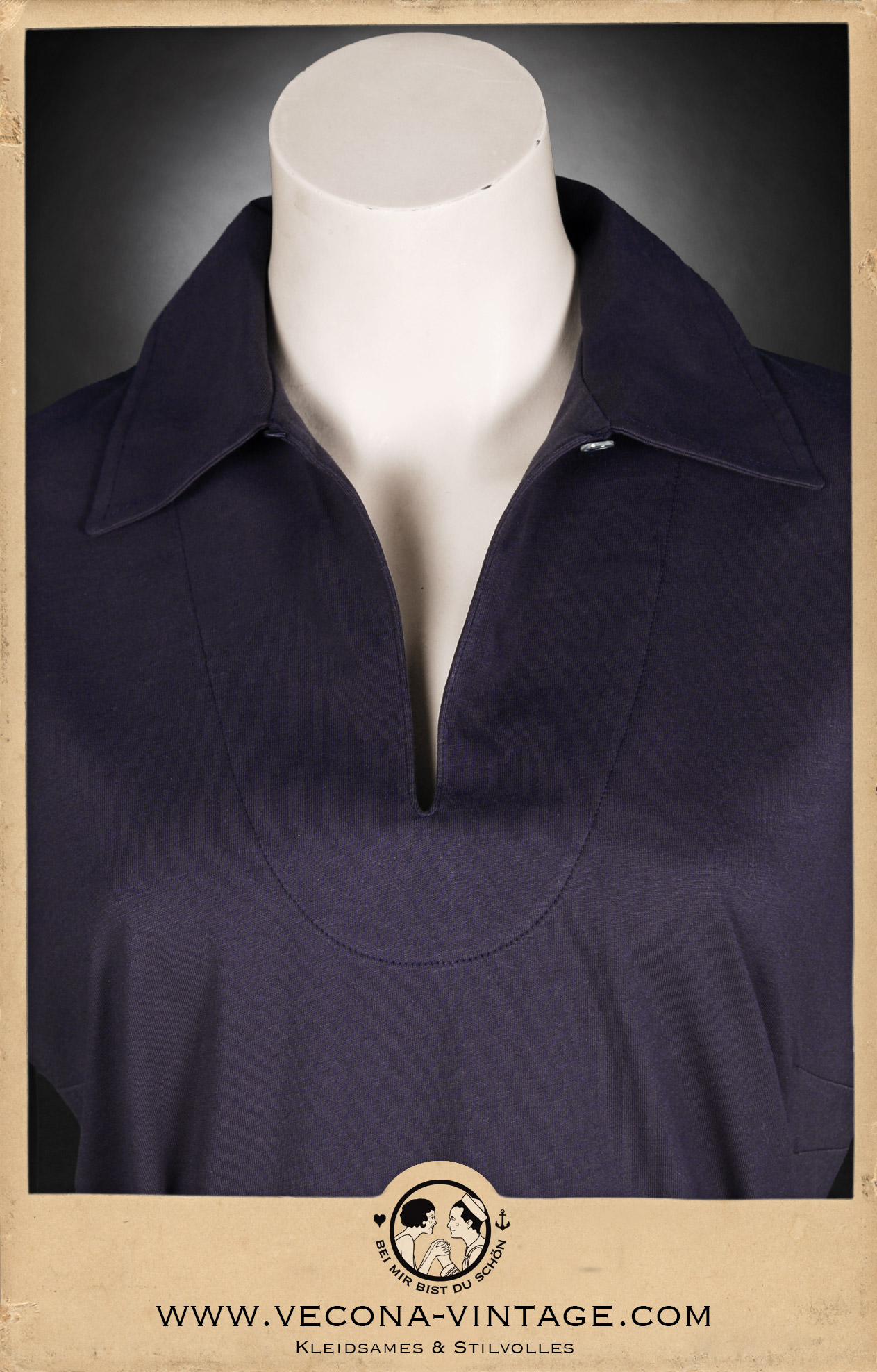 1920s style women's polo shirt in navy blue with shell button, detail of the open collar