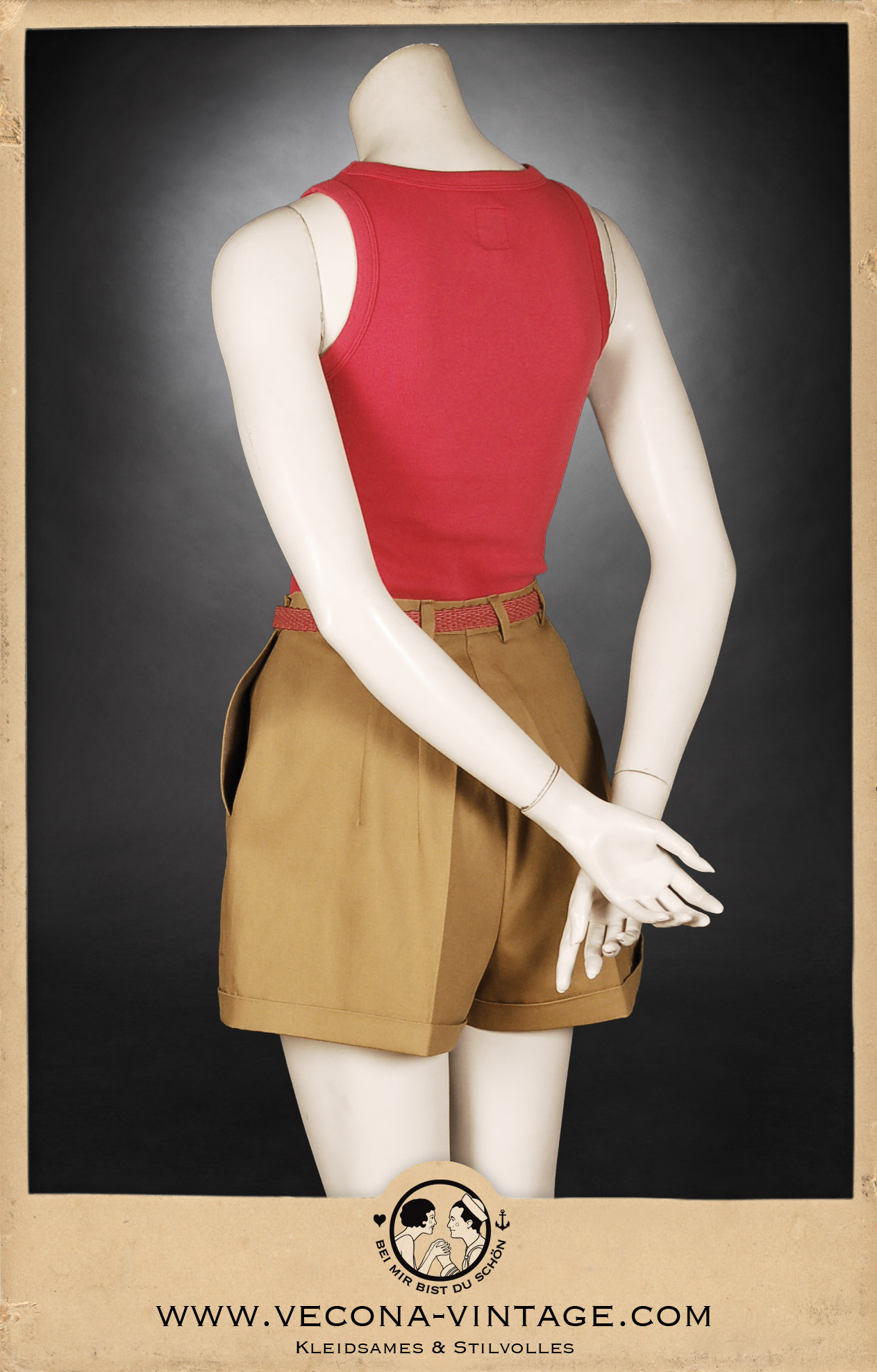 Authentische 1930er Jahre Damen-Shorts in Khaki mit Vintage Tank Top in rotem Rippjersey,  perfekt für Strand, Sport und Urlaubsreise im Retro-Look. Ansicht der Rückseite.