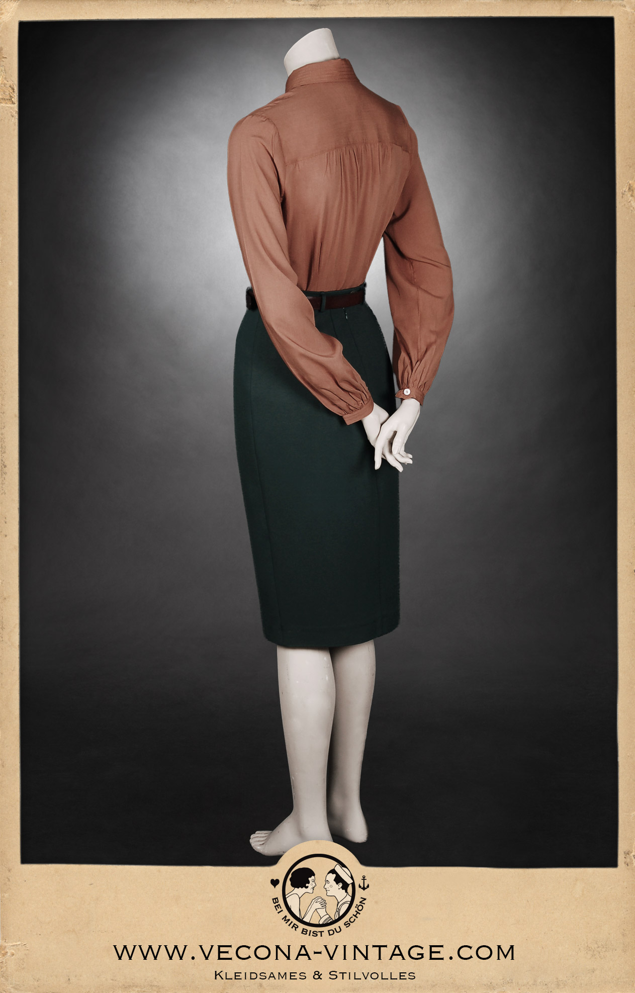 Back view of the 1940s high waist pencil skirt Apache in dark green with the long sleeve blouse Greta in rust red.