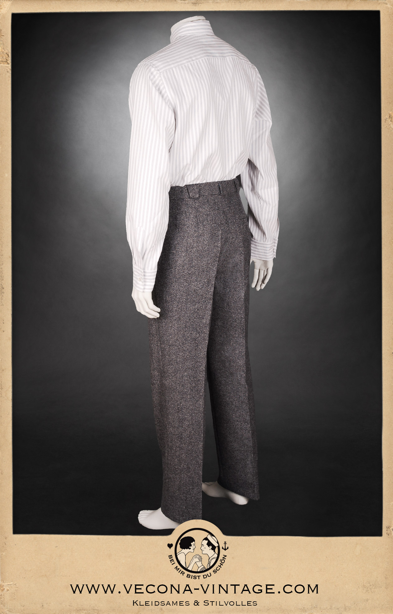 Rückenansicht komplett 1920er Jahre Herrenhemd Baumwolle gestreift mit Tweedhose Earl Grey grau
