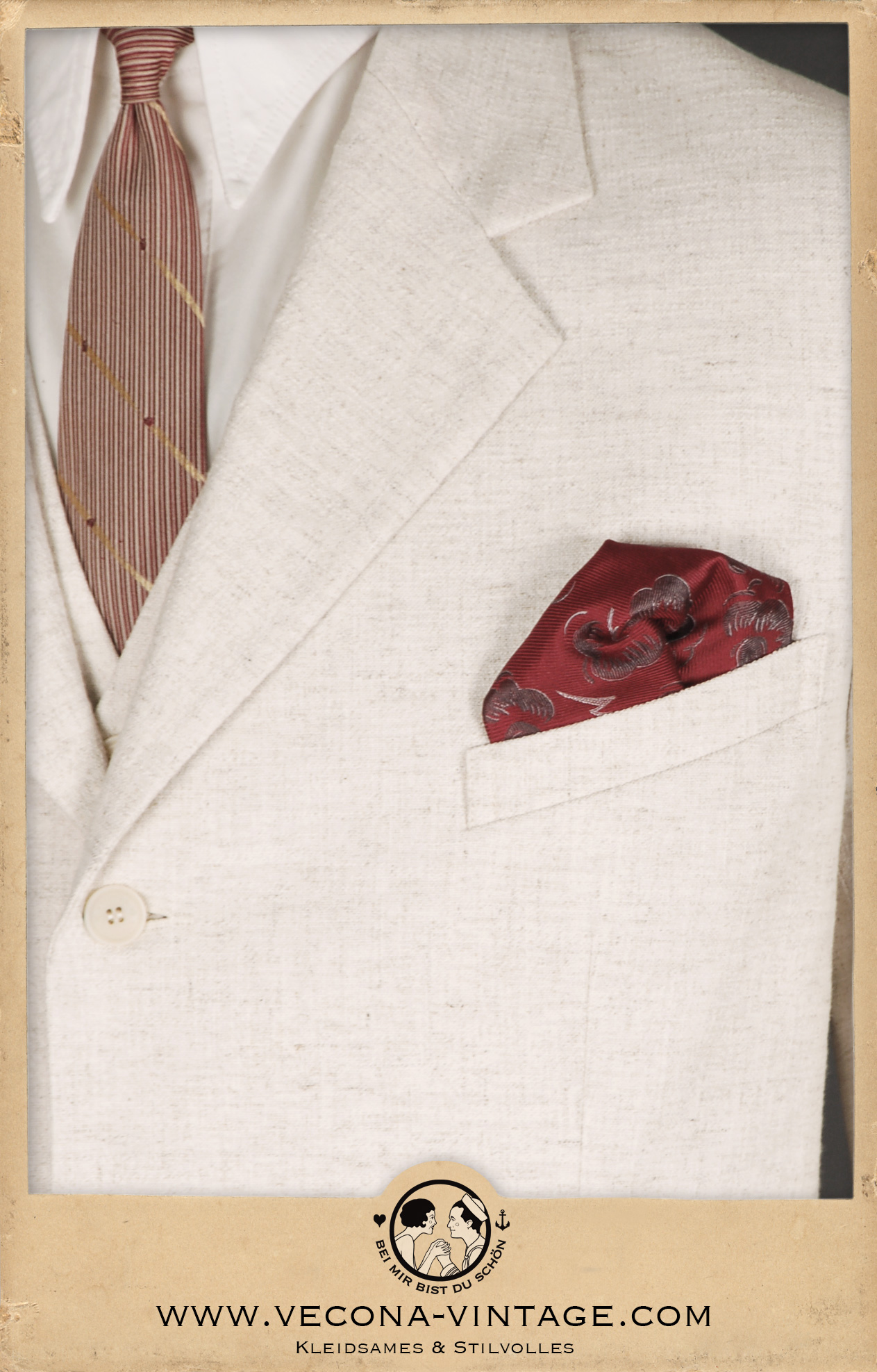 Jackett aus Leinenmischgewebe naturfarben - jacket made of ecru linen blend, Detail Kragen mit Brusttasche und Einstecktuch aus Seide - Label detail with breat pocket and silk pocket square Jackett aus Leinenmischgewebe naturfarben - jacket made of ecru linen blend, Detail Kragen mit Brusttasche und Einstecktuch aus Seide - Label detail with breat pocket and silk pocket square