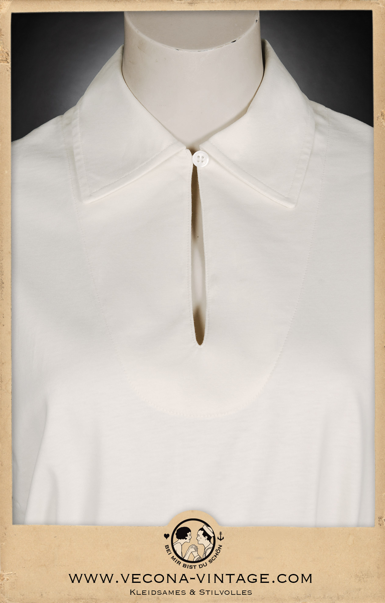 1920s style women's polo shirt in cream white with shell button, detail of the closed collar