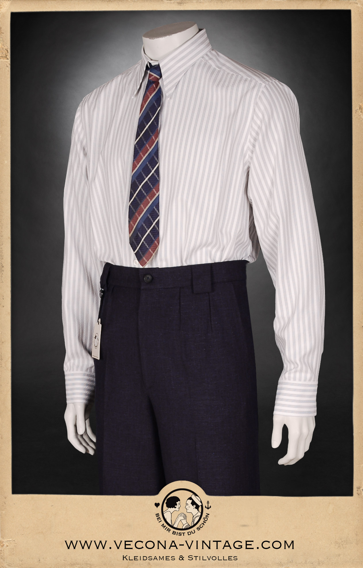 Vorderansicht 1920er Jahre Herrenhemd Baumwolle gestreift mit Leinenhose blau