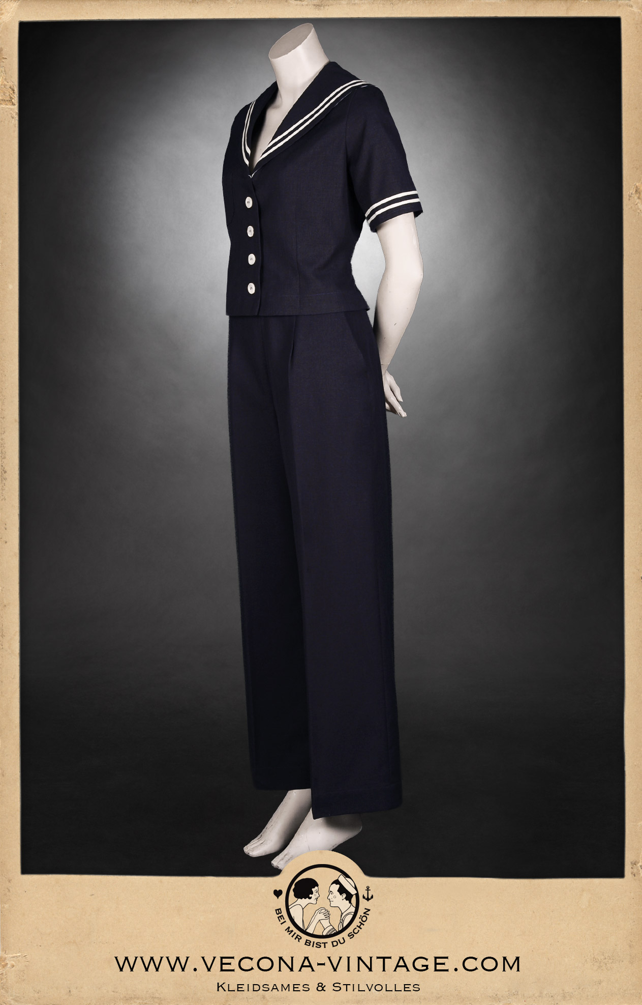 Complete side view of the 1930/40s style cotton linen sailor top High Tide in navy blue and matching Marlene trousers with high waist and wide leg.