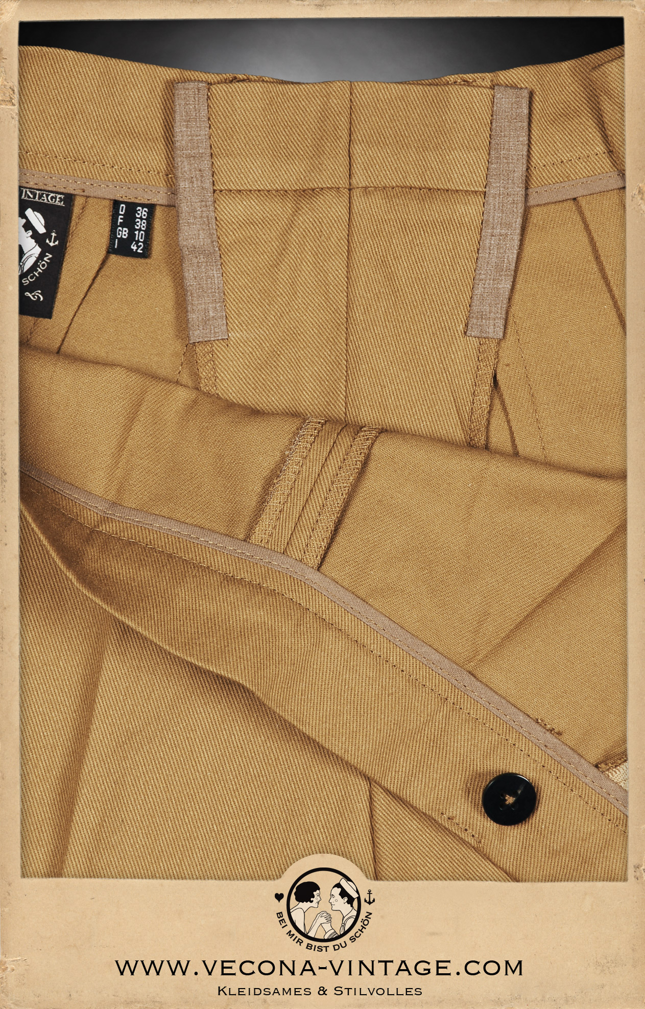 Klassische 1940er Jahre Damen-Shorts in Camel-Braun mit hohem Bund, der sich durch die Teilung und extra Nahtzugabe in der hinteren Mitte leicht erweitern lässt.