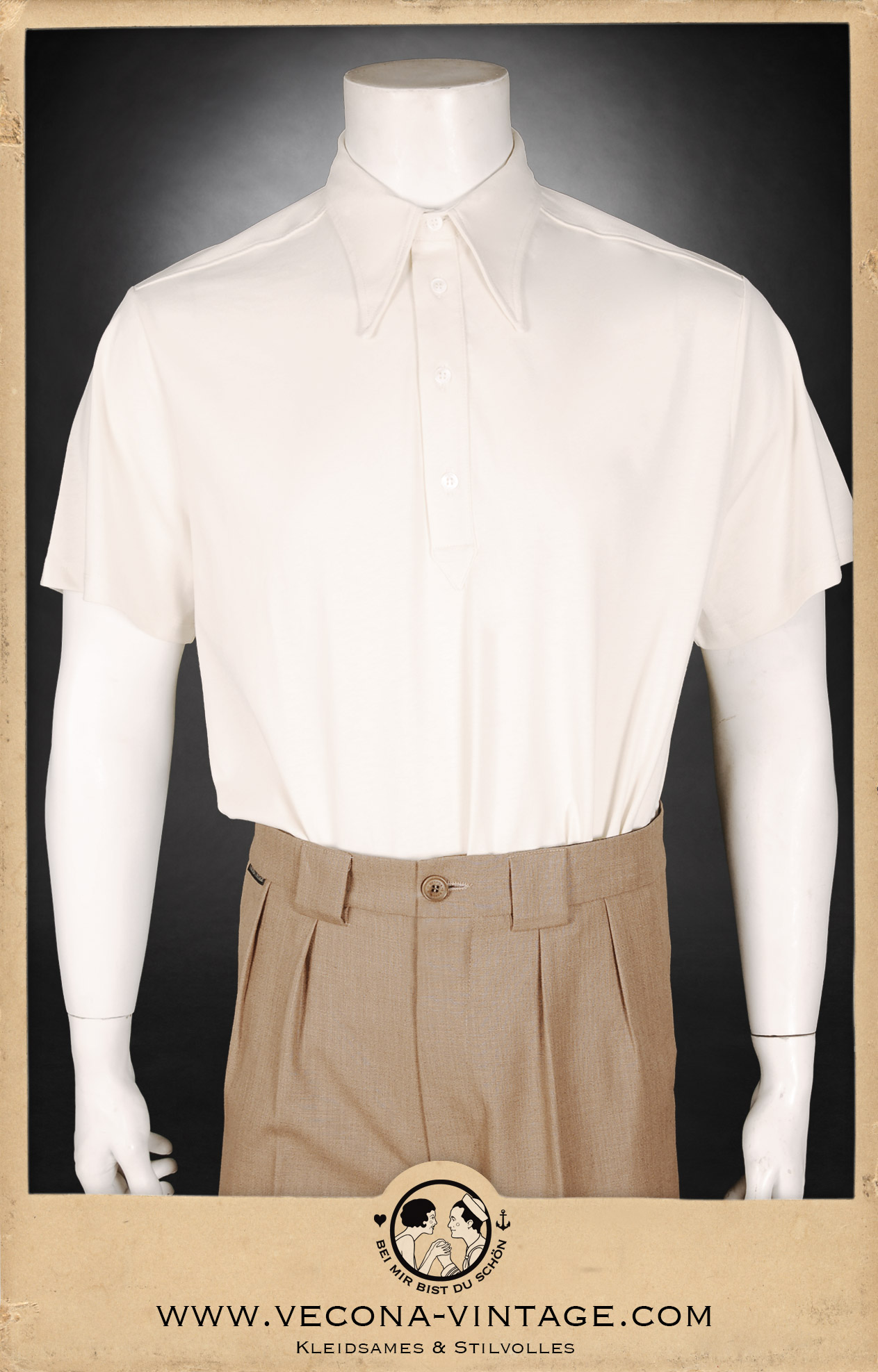 Bequem geschnittenes 1930er/40er Jahre Herren-Shirt aus Baumwoll-Jersey in creme weiß mit Polokragen und Knopfleiste mit Perlmuttknöpfen. Der Kragen kann für einen lässigen Freizeitlook leicht offen getragen werden wie auf dem Bild oder komplett geschloss