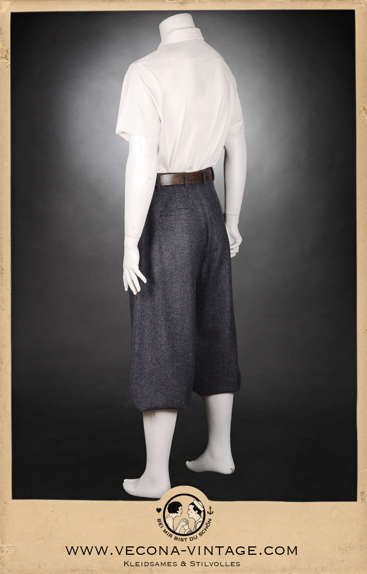Perfekt zur Oldtimer Ausfahrt: Unser Herren Poloshirt HENRI in creme im Stil der 30er Jahre kombiniert mit der klein gemusterten Tweed Knickerbocker HICKKORY CHAMP in grau-blauer Wolle. Ansicht der Rückseite.