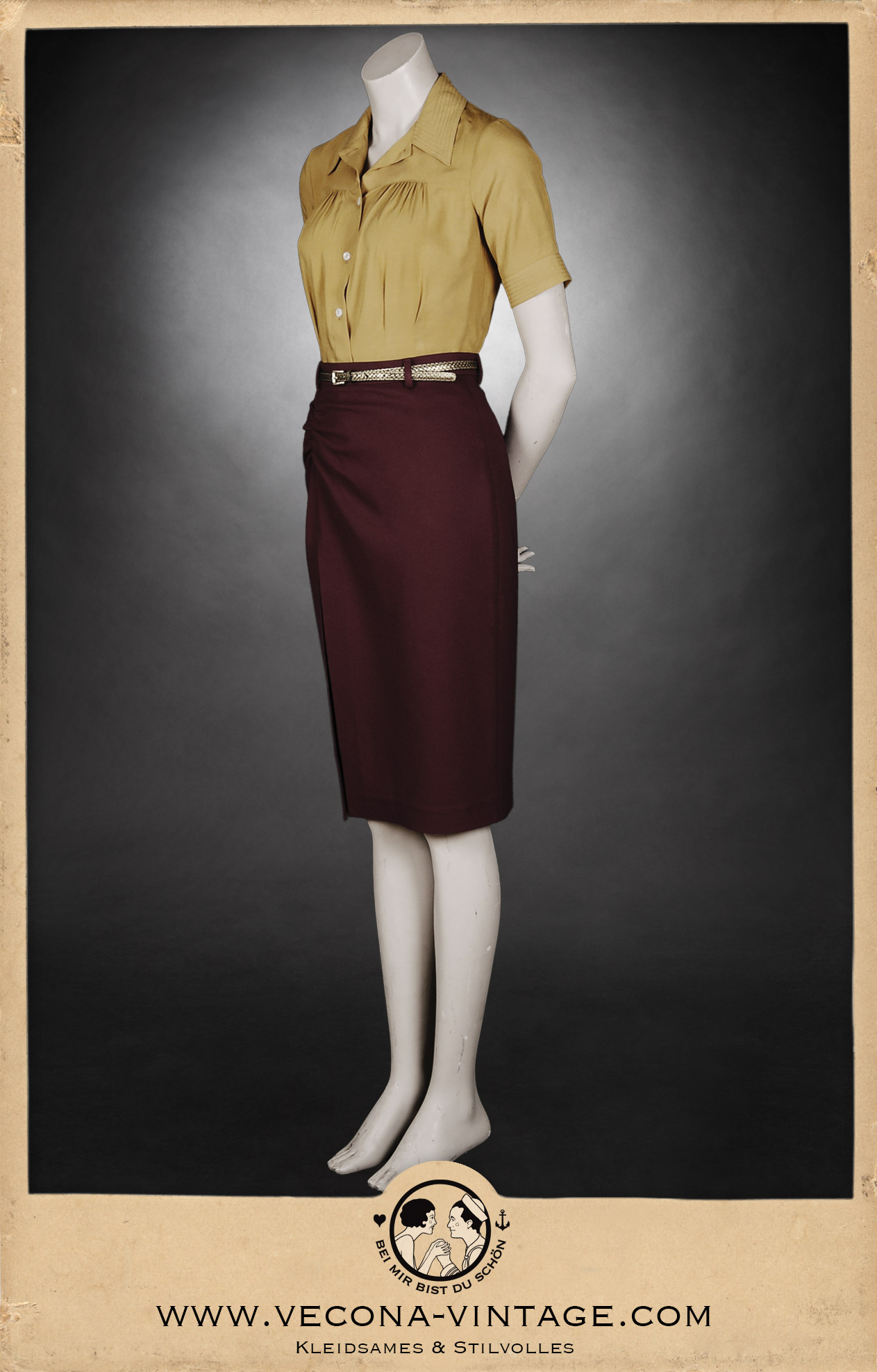 Side view of the 1930s blouse Greta in mustard yellow with the 1940s high waist pencil skirt Apache in dark red for a comfortable and feminine vintage look.