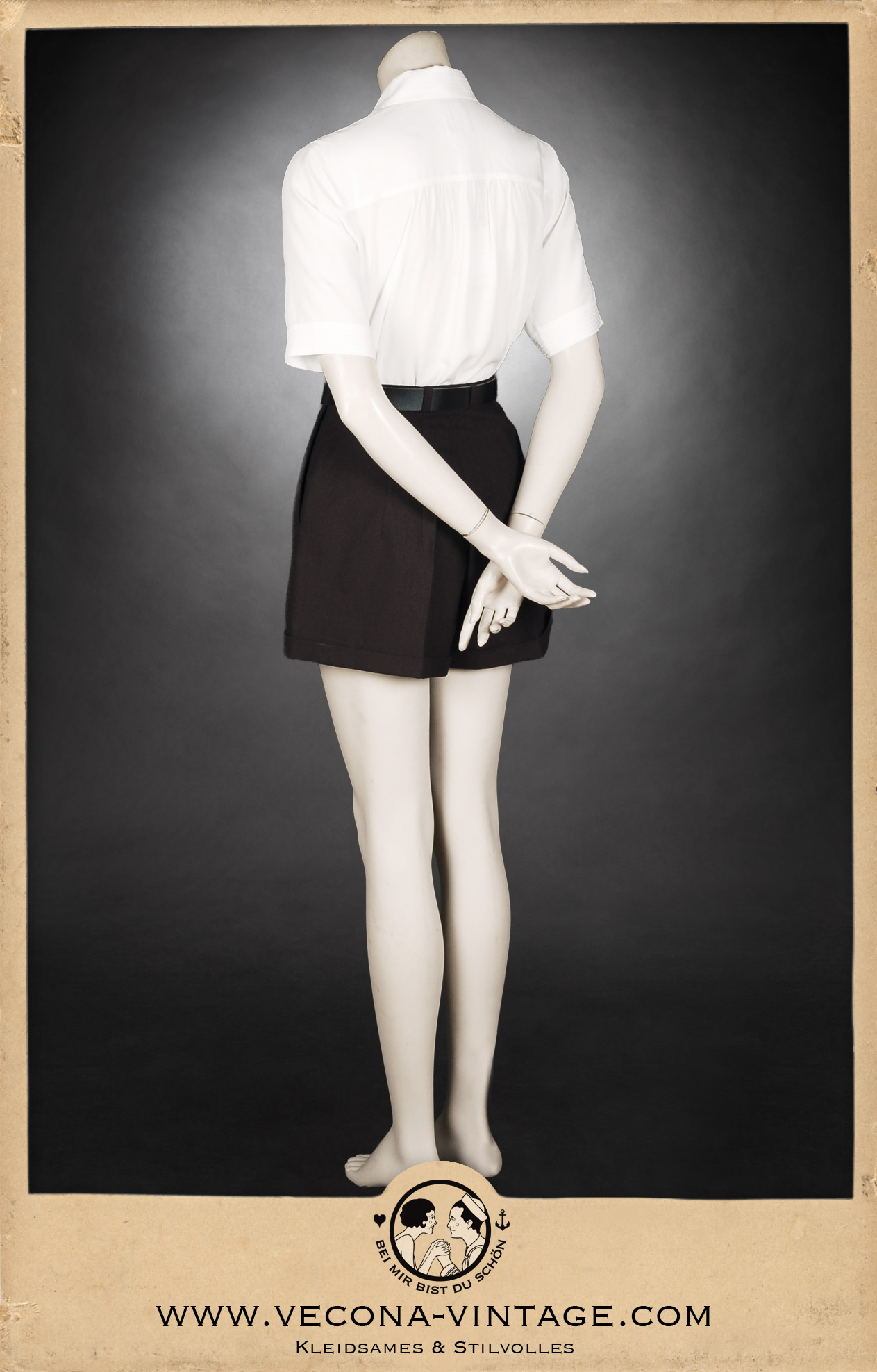 Klassische schwarze 1940er Jahre Damen-Shorts aus Leinen-Baumwolle mit hohem Bund und weitem Bein, kombiniert mit einer weißen Bluse mit schwarzer Schleife – ideal als Tanzhose für Swing und Stepptanz oder für den sportlichen Freizeitlook. Komplettansicht