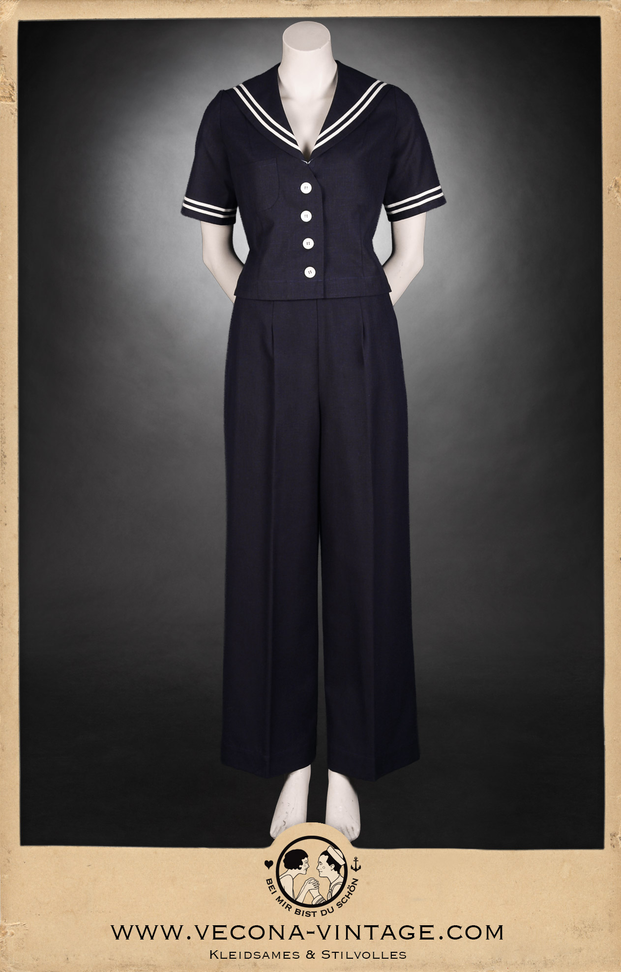 Complete front view of the 1930/40s style cotton linen sailor top High Tide in navy blue and matching Marlene trousers with high waist and wide leg.
