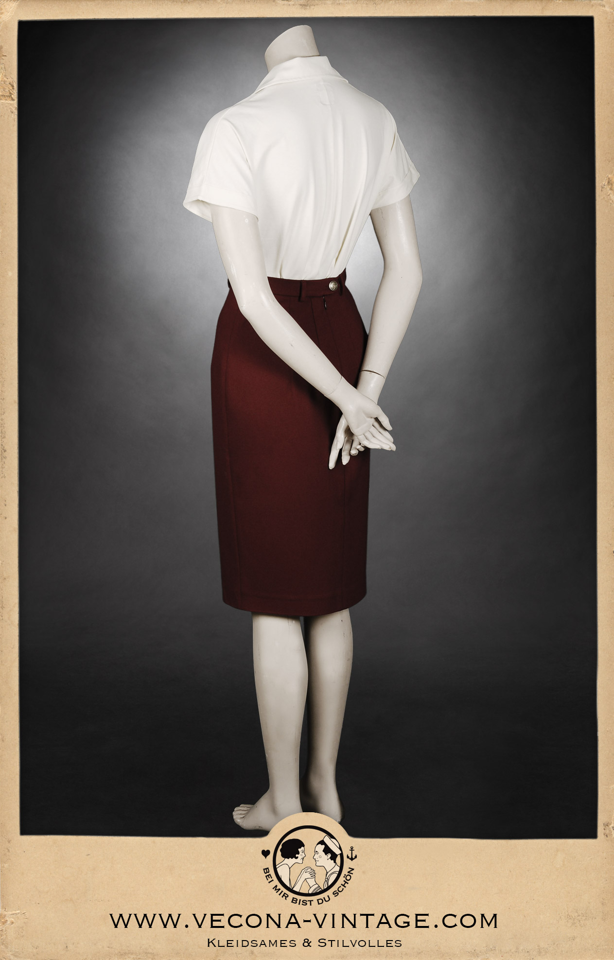 Back view of the 1940s high waist pencil skirt Apache dark red with polo shirt Suzanne in cream white for a feminine vintage look.