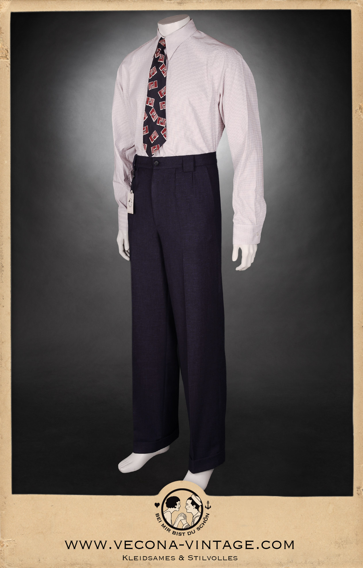Vorderansicht des 1920er-40er Jahre Herrenhemd Brick Lane mit der dunkelblauen 1930er Jahre Herrenhose Casablanca.
