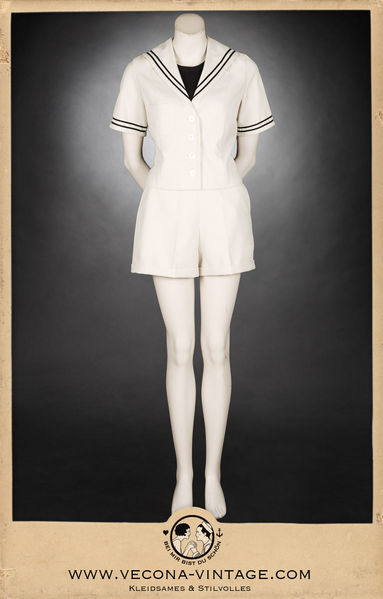 Authentisches 1930er Jahre Ensemble aus ecrufarbenem Leinen: Hoch taillierte Shorts mit weitem Bein und passendem Sailor Top mit Matrosenkragen, ideal für den Wassersport oder Sommerurlaub. Vorderansicht komplett.