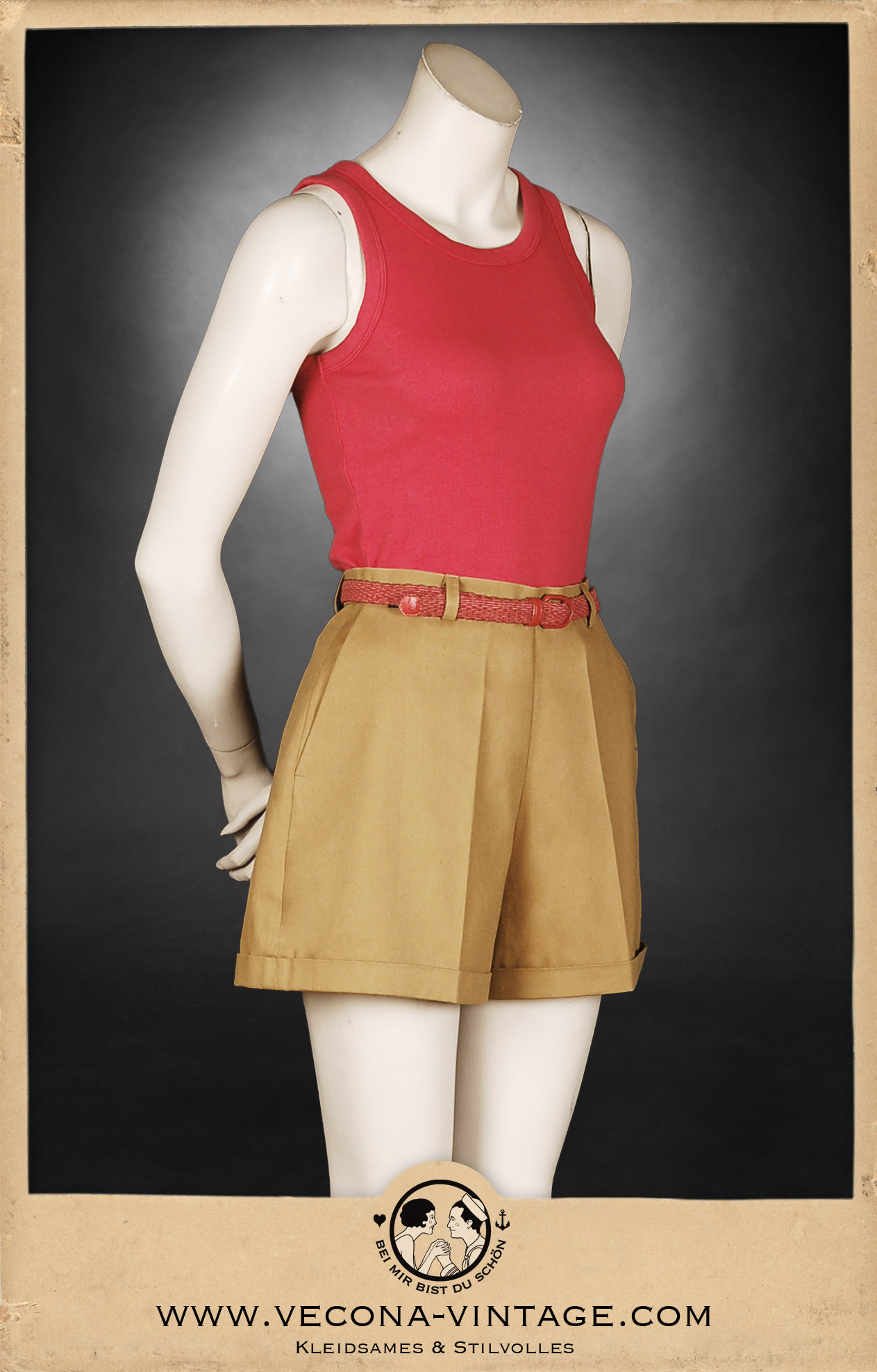 Authentische 1930er Jahre Damen-Shorts in Khaki mit Vintage Tank Top in rotem Rippjersey,  perfekt für Strand, Sport und Urlaubsreise im Retro-Look. Ansicht der Vorderseite.