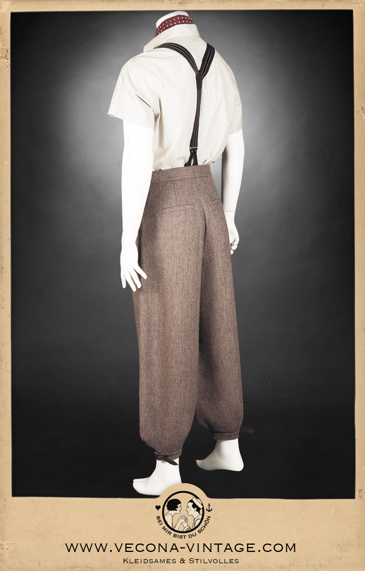 1920er 1930er Knickerbocker aus brauner Merinowolle - 1920s 1930s Brown Merino wool plus fours, mit grün-weiß gestreiften Baumwollhemd und Hosenträgern - with green white striped cotton shirt and suspenders, Rückansicht - back view