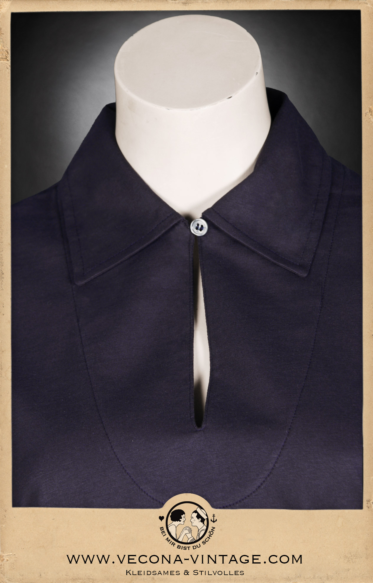 1920s style women's polo shirt in navy blue with shell button, detail of the closed collar