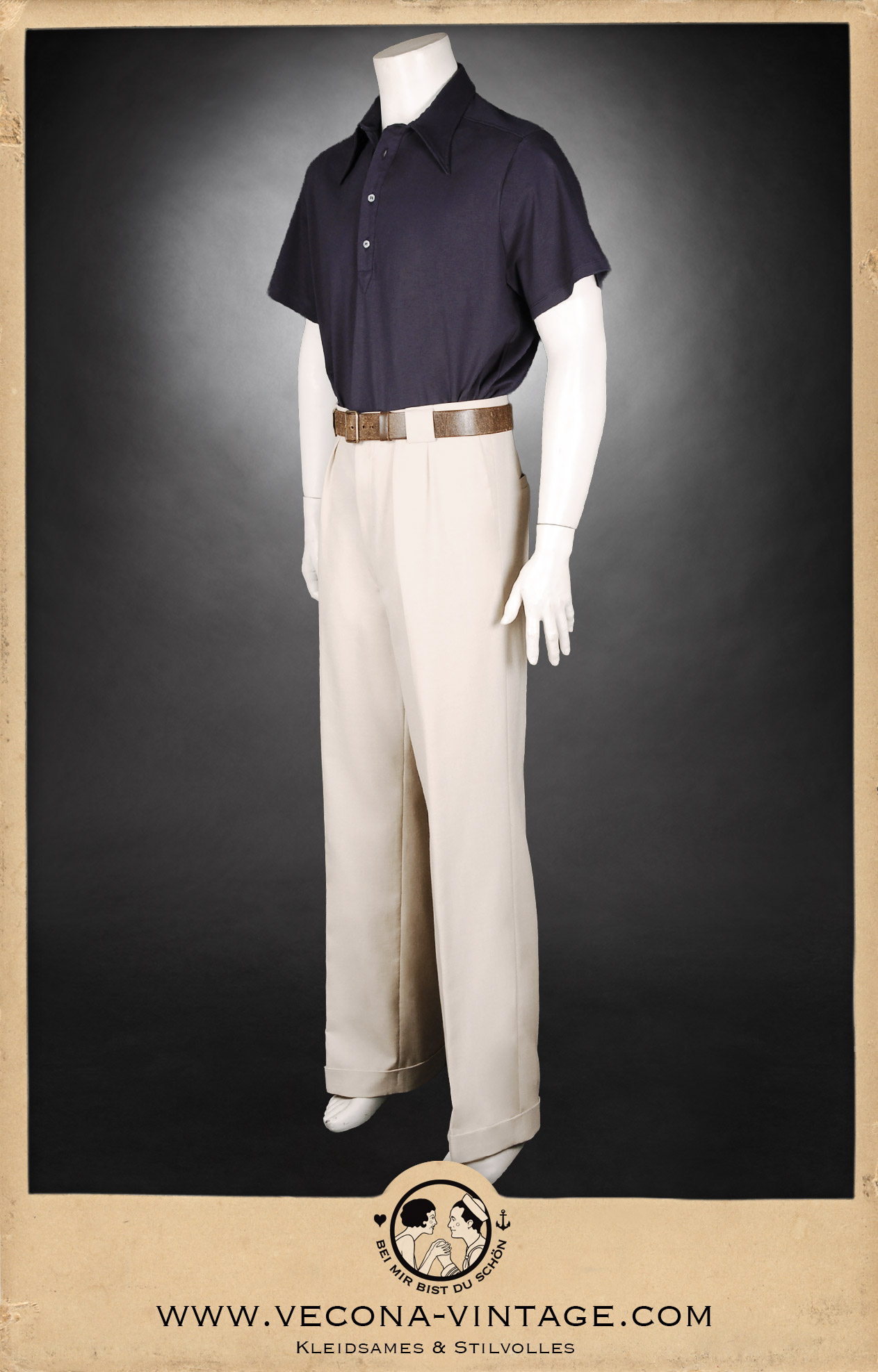 Vintage Herren Look im 1930er Jahre Stil bestehend aus dem marineblauen Poloshirt HENRI zum Swing Tanzen, Freizeit und Urlaub. Vorderansicht 