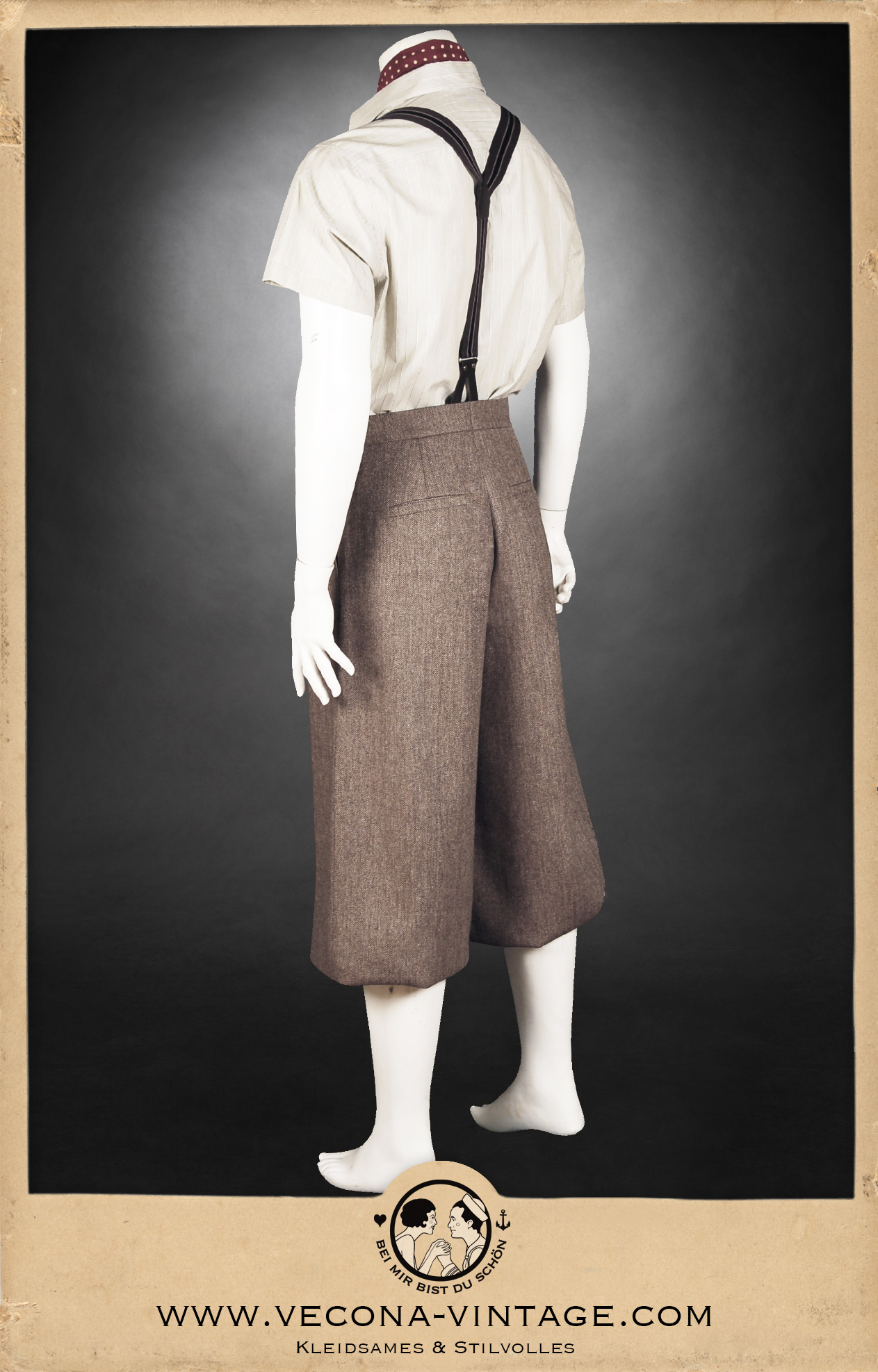 1920er 1930er Knickerbocker aus brauner Merinowolle - 1920s 1930s Brown Merino wool plus fours, mit grün-weiß gestreiften Baumwollhemd und Hosenträgern - with green white striped cotton shirt and suspenders, Rückansicht - back view