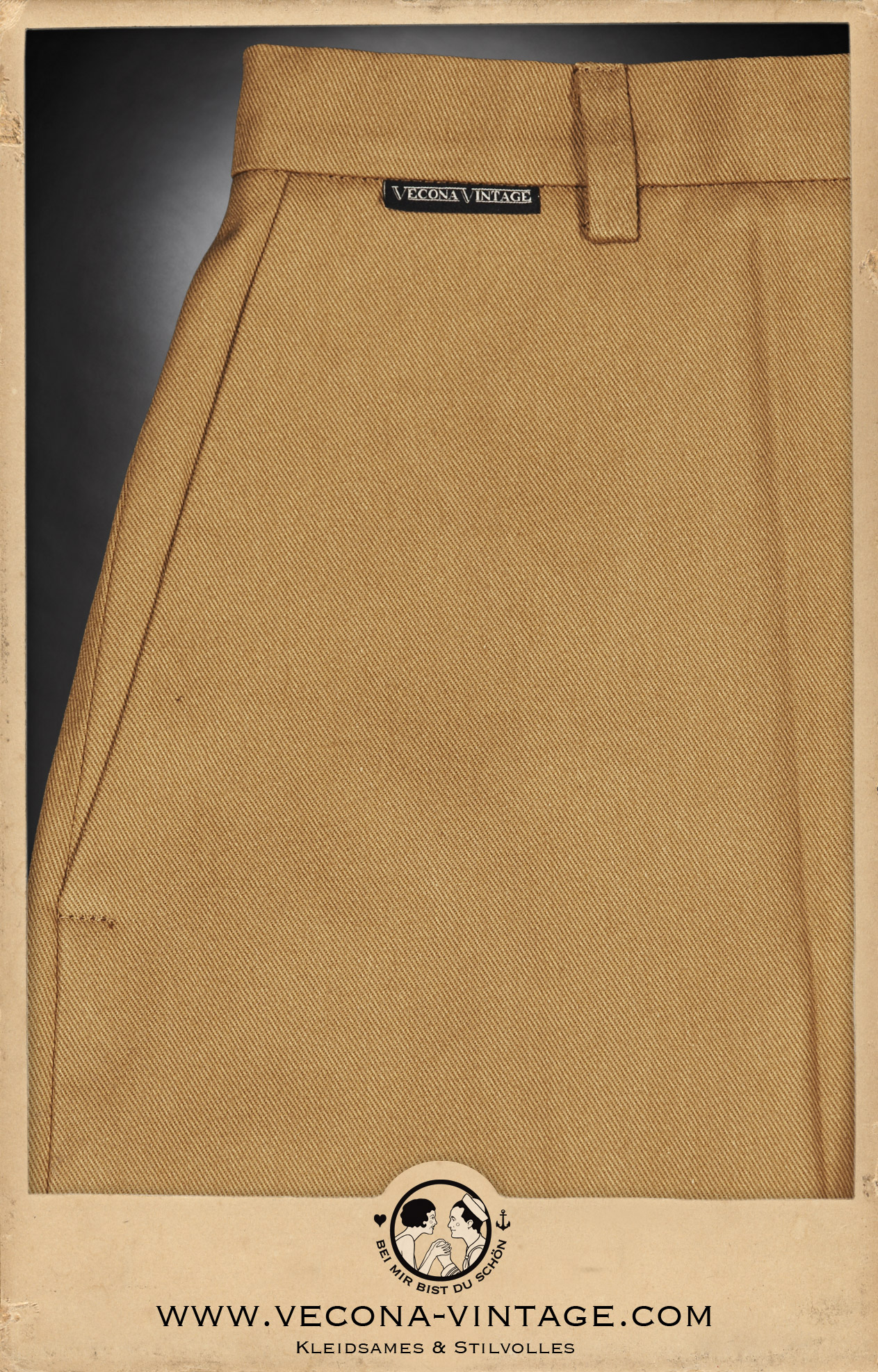 Klassische 1940er Jahre Damen-Shorts in Camel-Braun mit hohem Bund mit Gürtelschlaufen, Bügelfalten und zwei seitlichen Eingrifftaschen.