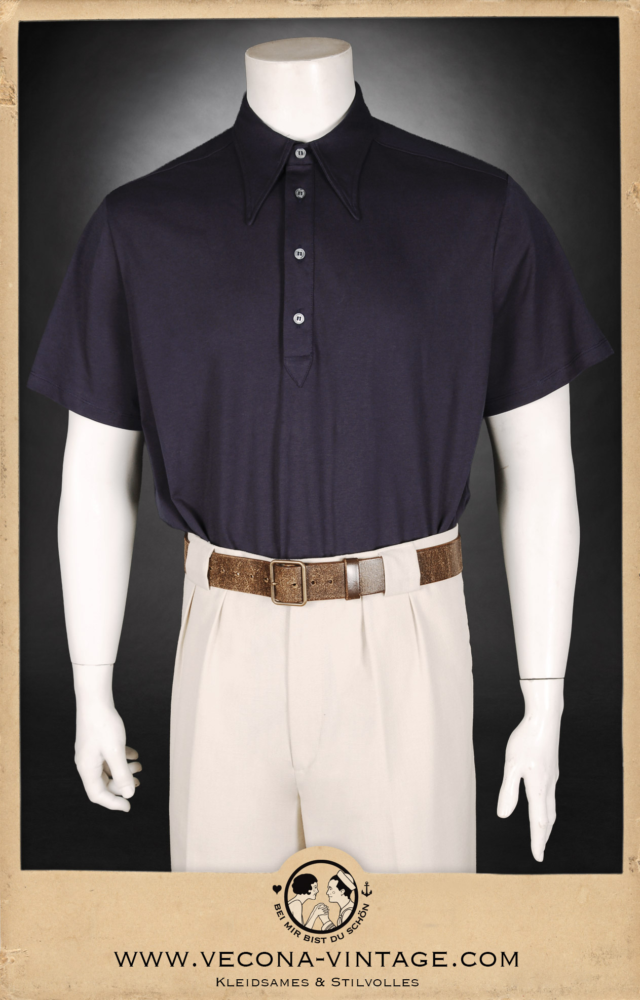 Bequem geschnittenes Herren-Shirt aus Baumwoll-Jersey mit Polokragen und Knopfleiste mit Perlmuttknöpfen. Das klassische dunkelblau harmoniert perfekt mit der weiten Hose aus naturfarbenen Leinen. 