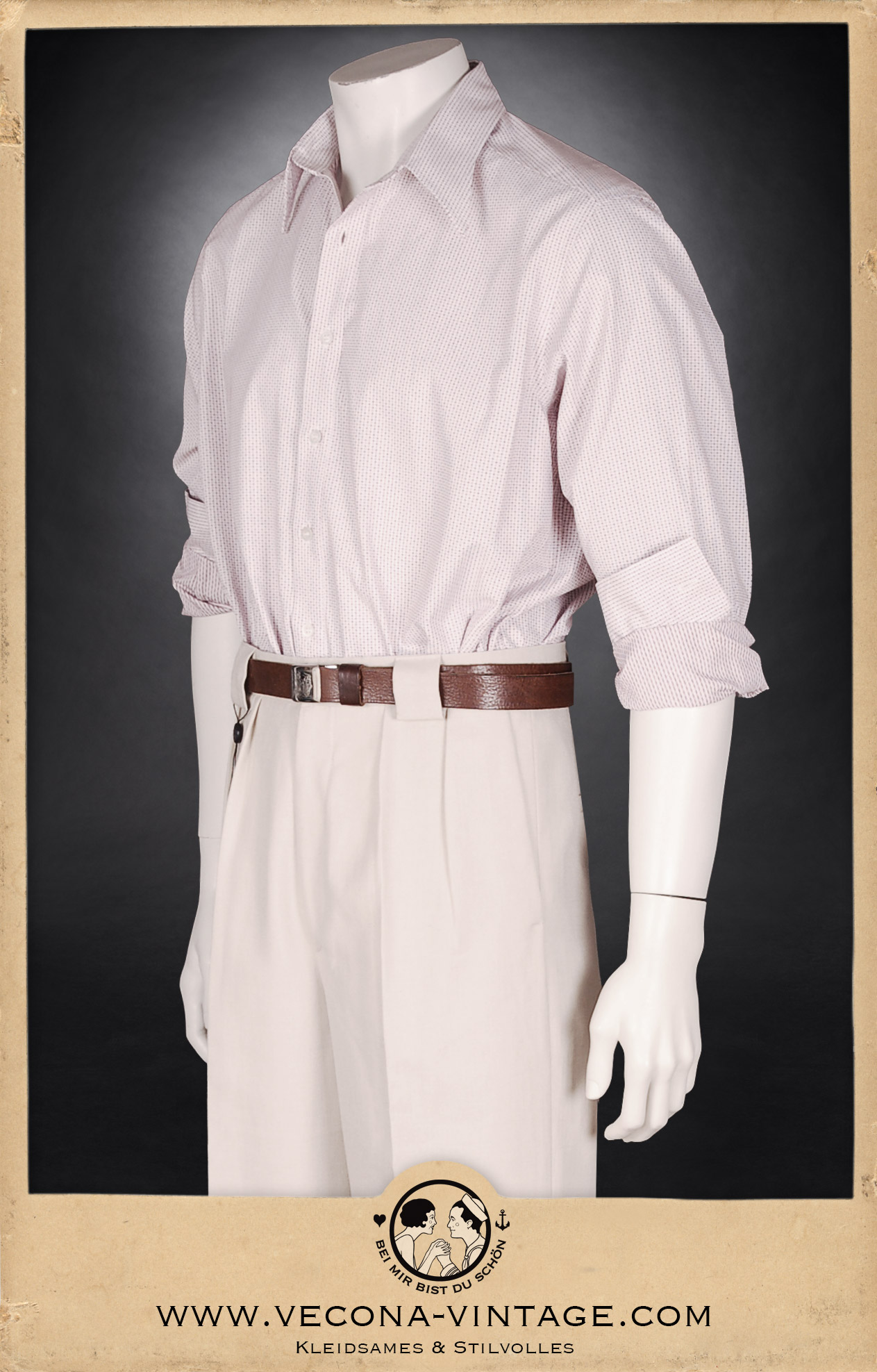 Vorderansicht des 1920er-40er Jahre Herrenhemd Brick Lane aus creme-weißer Baumwolle mit dunkelrotem Webkaro kombiniert mit der hellen Leinenhose Casablanca in ecru.