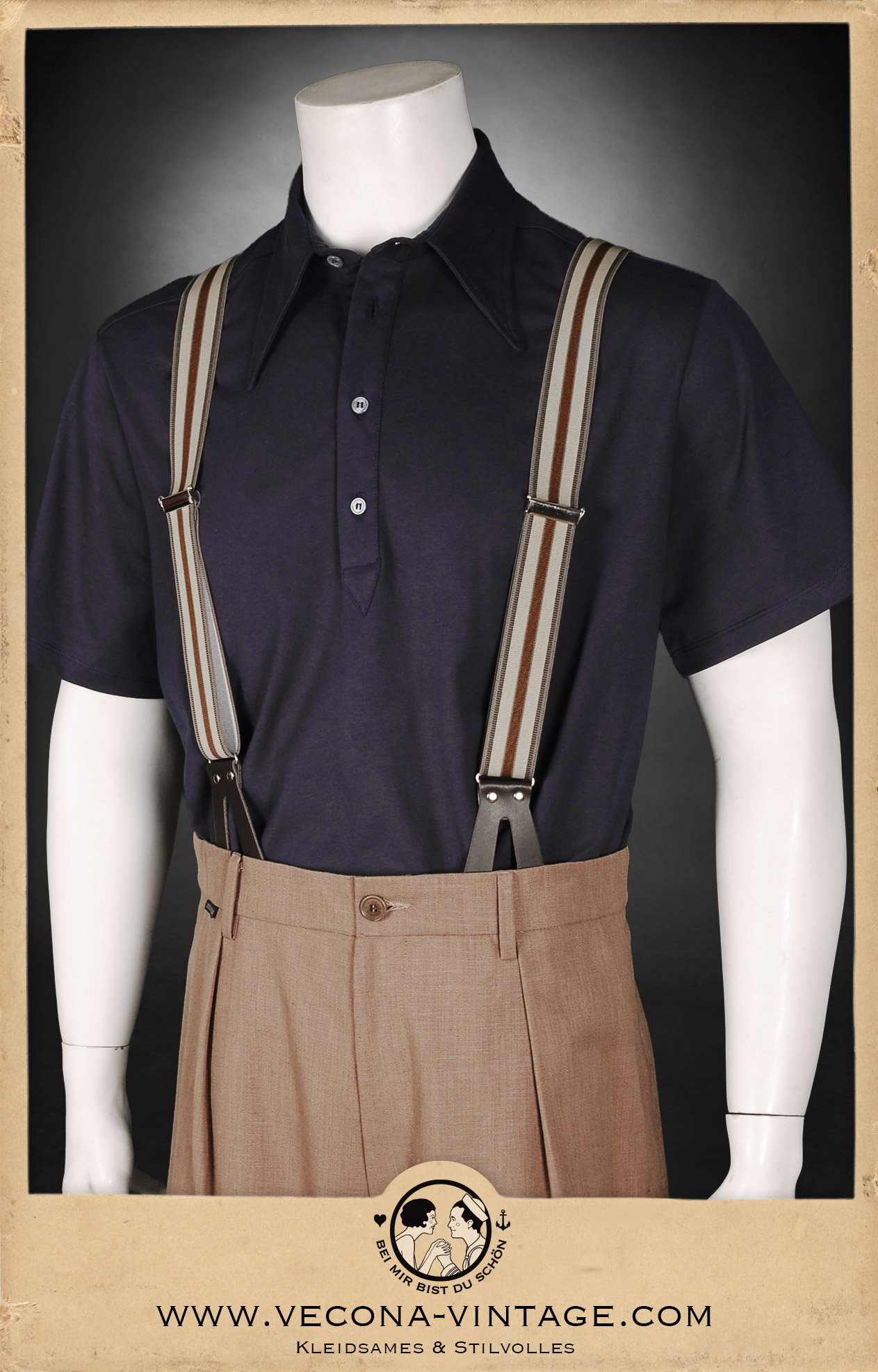 Entspannt geschnittenes Herren-Shirt aus Baumwolljersey mit Polokragen und Knopfleiste mit Perlmuttknöpfen. Das klassische dunkelblau harmoniert perfekt mit der weiten Hose aus braunem Leinen mit Hosenträgern. 