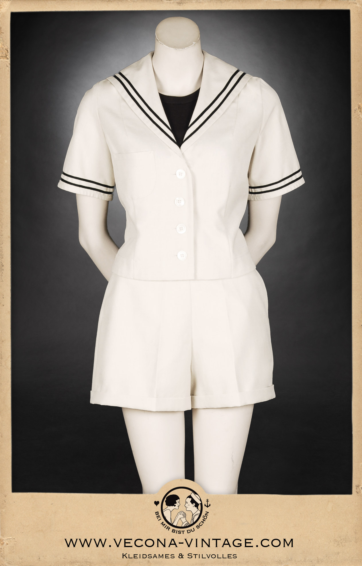 Authentisches 1930er Jahre Ensemble aus ecrufarbenem Leinen: Hoch taillierte Shorts mit weitem Bein und passendem Sailor Top mit Matrosenkragen, ideal für den Segelsport oder sommerliche Freizeitaktivitäten. Ansicht der Vorderseite.