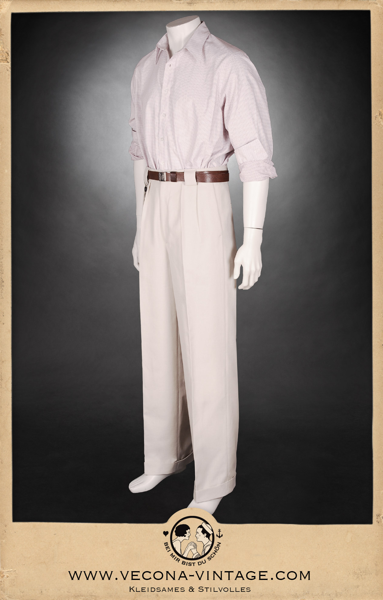 Vorderansicht des 1920er-40er Jahre Herrenhemd Brick Lane mit der sommerlichen 1930er Jahre Herrenhose Casablanca in ecru.