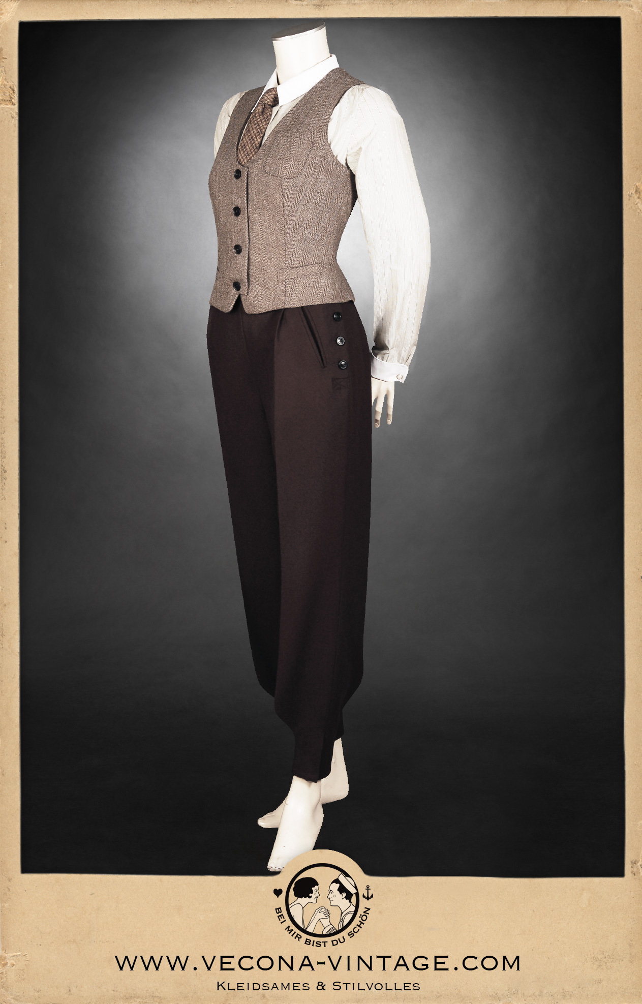 Skihose, Winterhose, Schurwolle braun - Ski Winter pants, virgin wool brown, mit creme weiß gestreifter langärmeliger Bluse aus Baumwolle mit Krawatte und brauner Wollweste - with creme white striped cotton long sleeve blouse, tie and brown woolen waistco