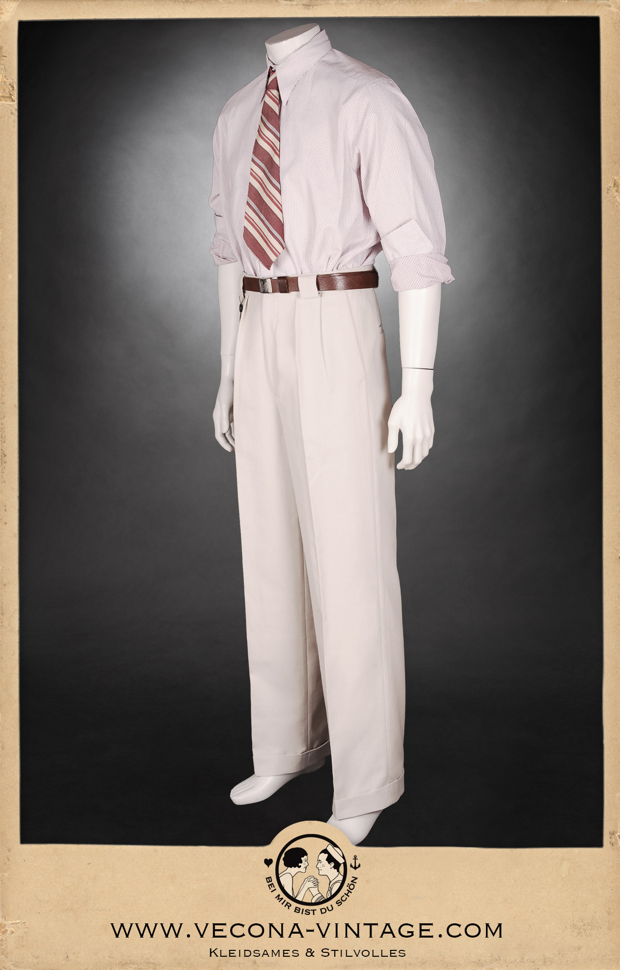 Vorderansicht des 1920er-40er Jahre Herrenhemd Brick Lane im Gatsby Stil mit der 1930er Jahre Herrenhose Casablanca in ecru.