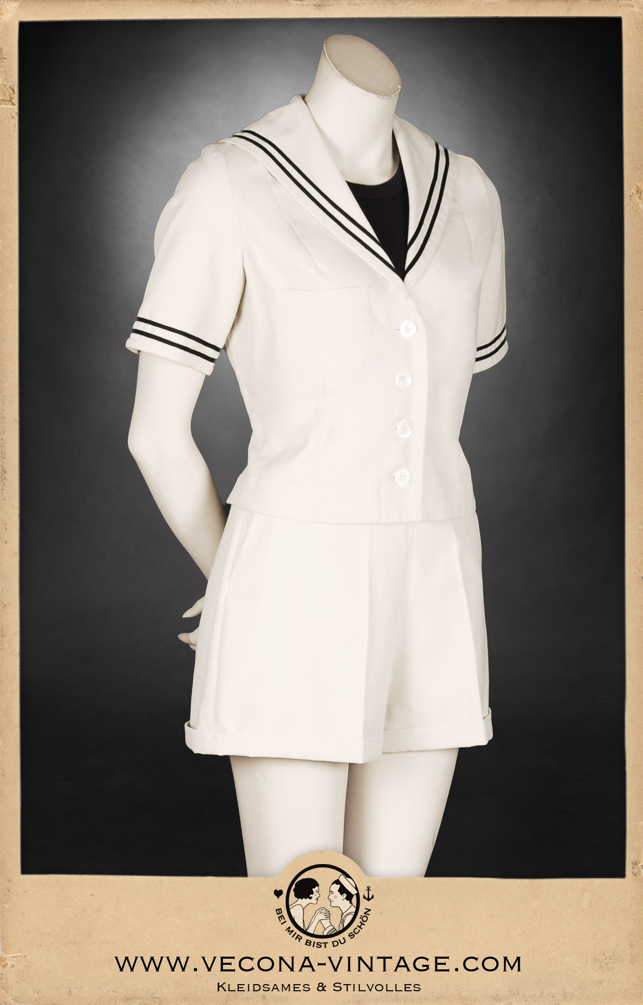 Authentisches 1930er Jahre Ensemble aus ecrufarbenem Leinen: Hoch taillierte Shorts mit weitem Bein und passendem Sailor Top mit Matrosenkragen, ideal für den Segelsport oder sommerliche Freizeitaktivitäten. Seitliche Ansicht.