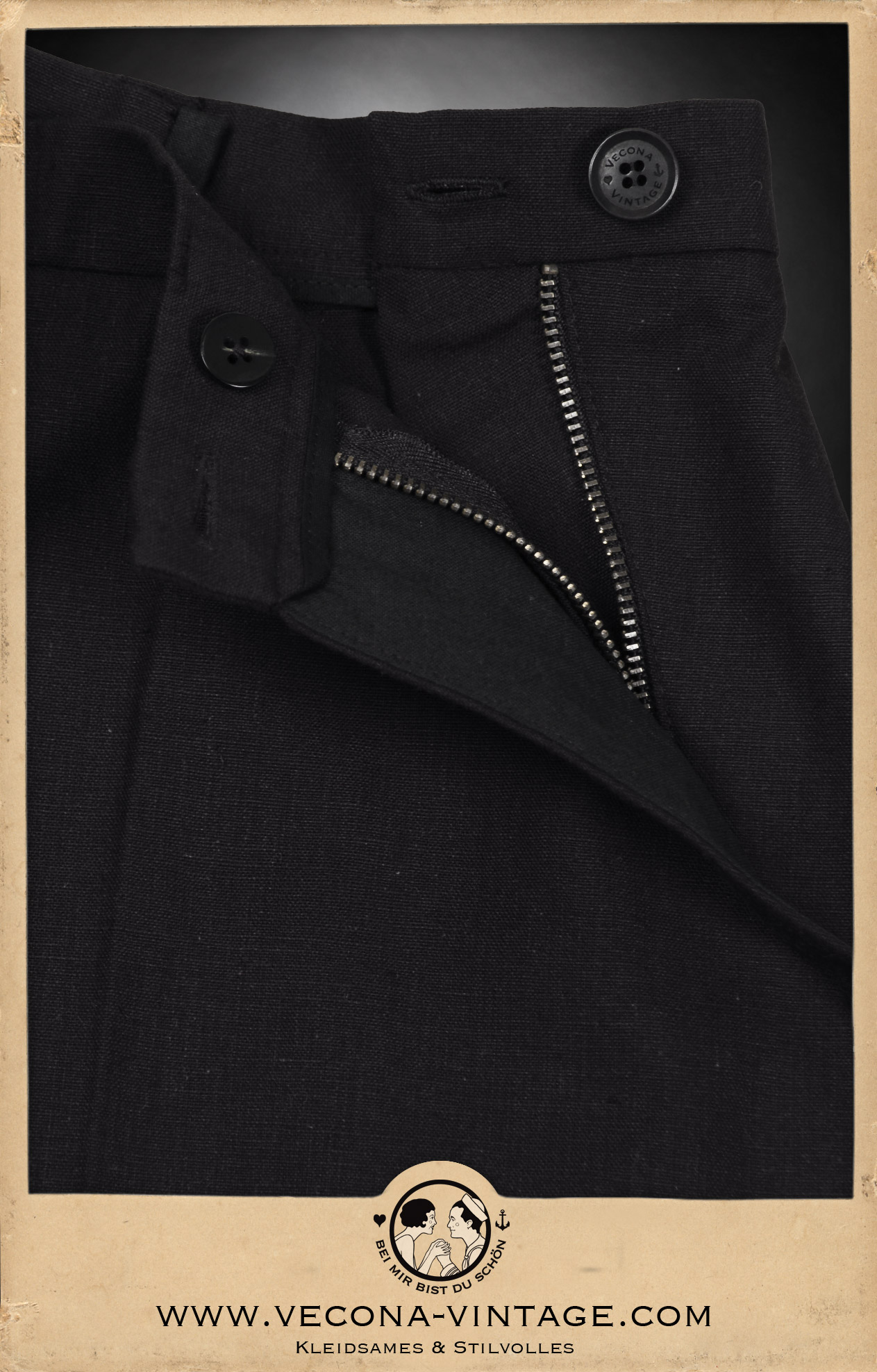 Vintage 1940er Jahre Leinen Shorts schwarz. Die Detailansicht in der Seitenansicht, zeigt den in der Tasche versteckten Reißverschluss.