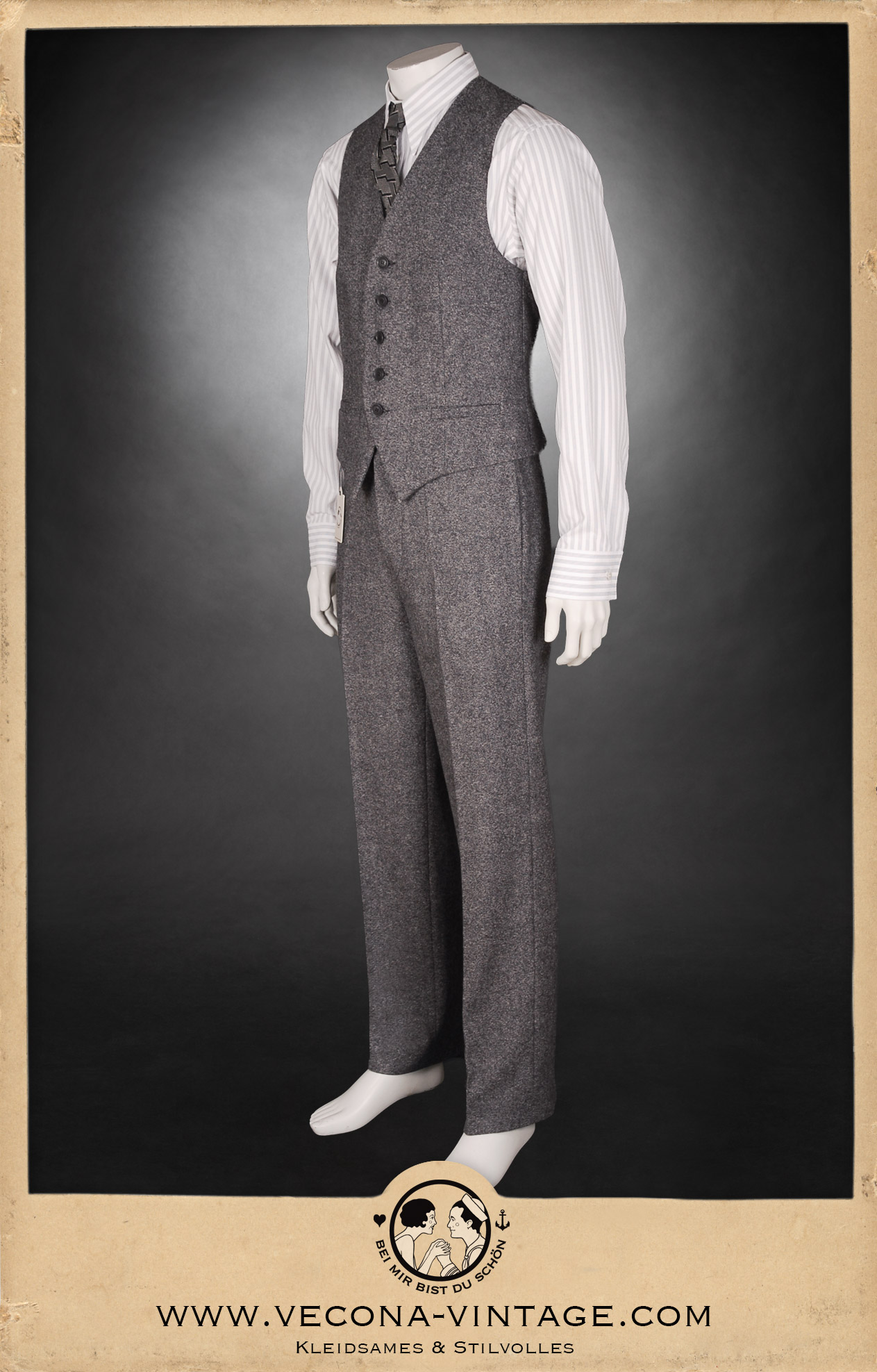 Vorderansicht 1920er Jahre Herrenhemd Baumwolle gestreift mit Tweedhose und Weste Earl Grey grau