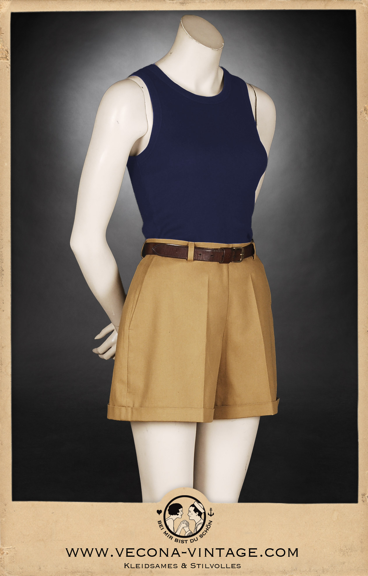 Authentische 1930er Jahre Damen-Shorts in Khaki mit Vintage Tank Top in marine blau,  perfekt für Strand, Sport und sommerliche Abenteuer im Retro-Look. Ansicht der Vorderseite.