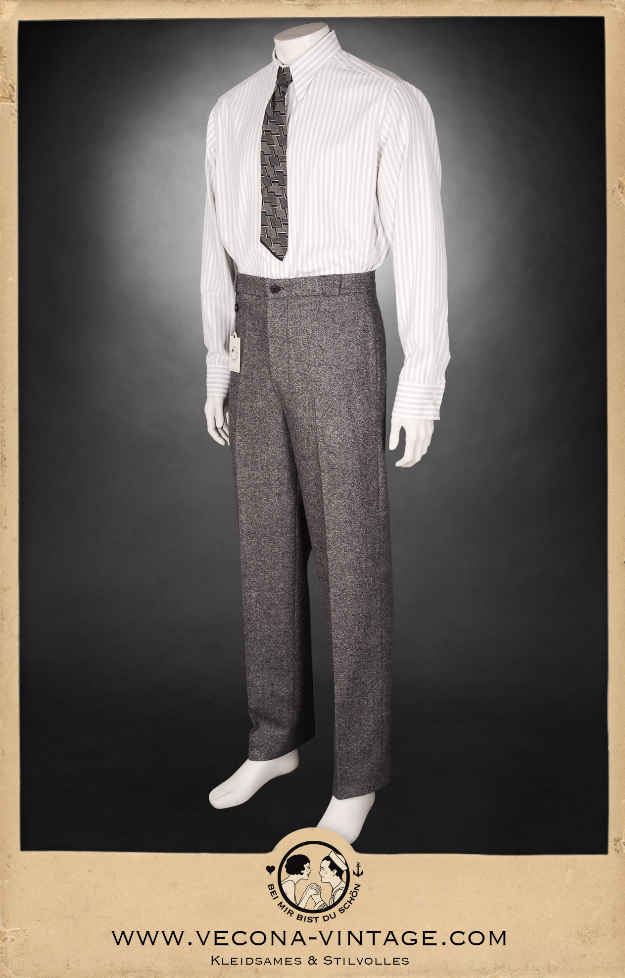 Vorderansicht 1920er Jahre Herrenhemd Baumwolle gestreift mit Tweedhose Earl Grey grau