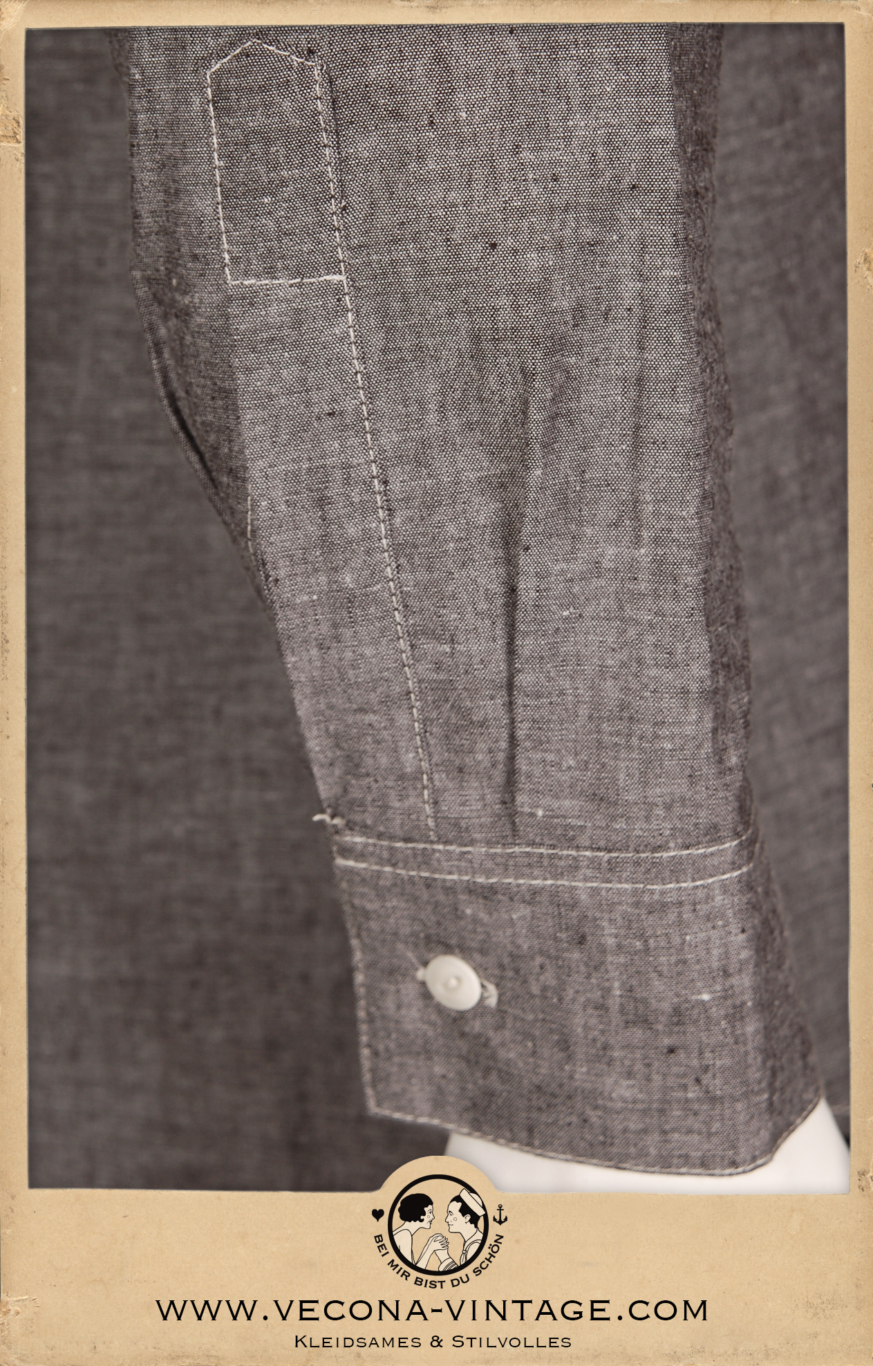 Graues Arbeiterhemd aus Baumwolle - Grey chambray cotton worker shirt, Detail Manschette mit Perlmuttknopf - sleeve Detail with mother of pearl button Graues Arbeiterhemd aus Baumwolle - Grey chambray cotton worker shirt, Detail Manschette mit Perlmuttknopf - sleeve Detail with mother of pearl button