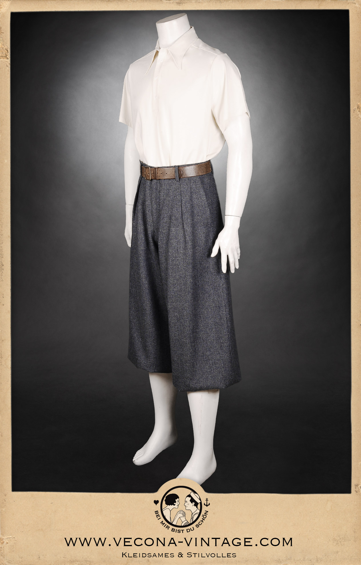 Perfekt zum Tweed Ride: Unser Herren Poloshirt HENRI in creme im Stil der 30er Jahre kombiniert mit der klein gemusterten Tweed Knickerbocker HICKKORY CHAMP in grau-blauer Wolle.