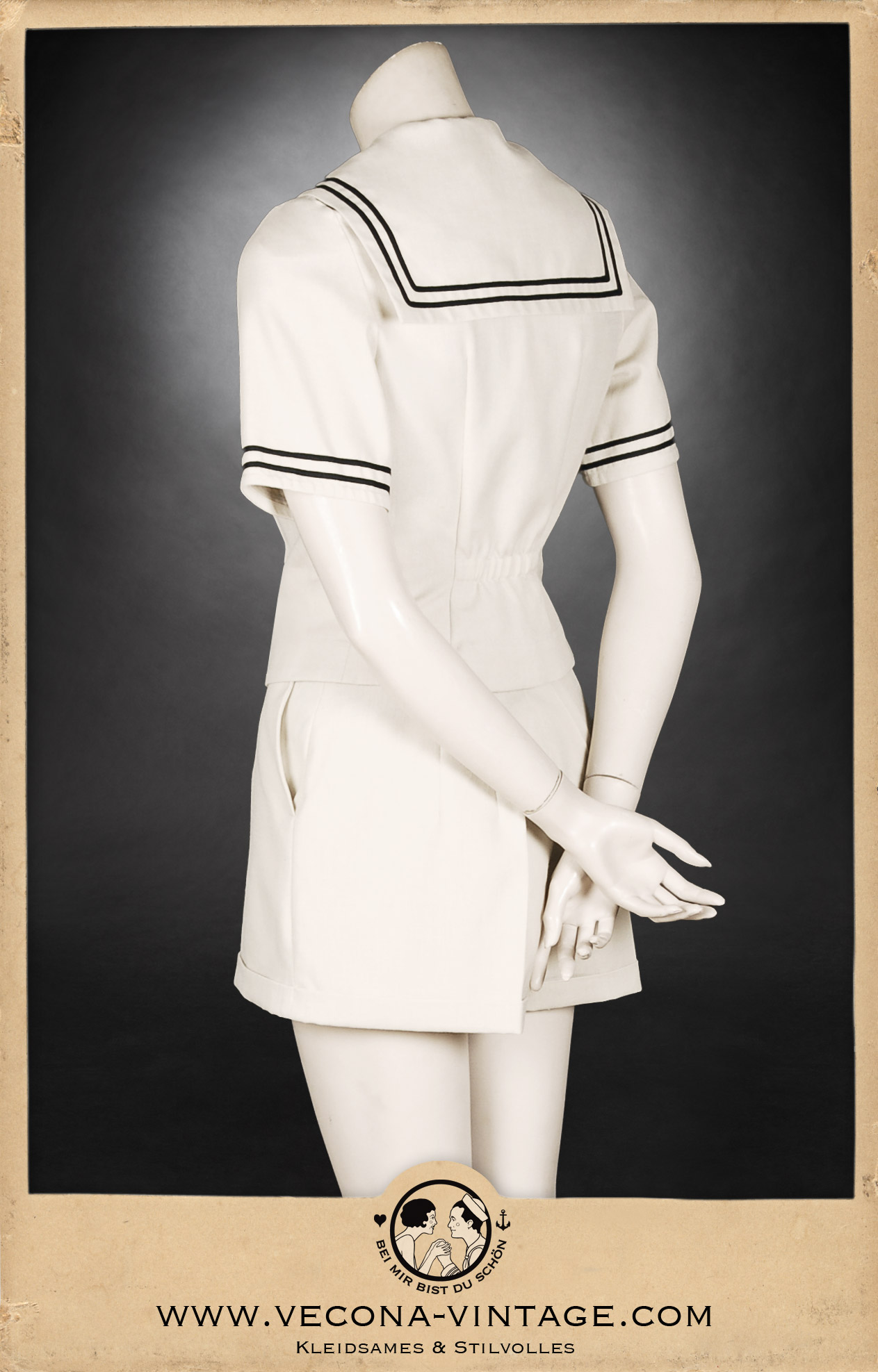 Authentisches 1930er Jahre Ensemble aus ecrufarbenem Leinen: Hoch taillierte Shorts mit weitem Bein und passendem Sailor Top mit Matrosenkragen, ideal für den Segelsport oder sommerliche Freizeitaktivitäten. Ansicht von hinten.
