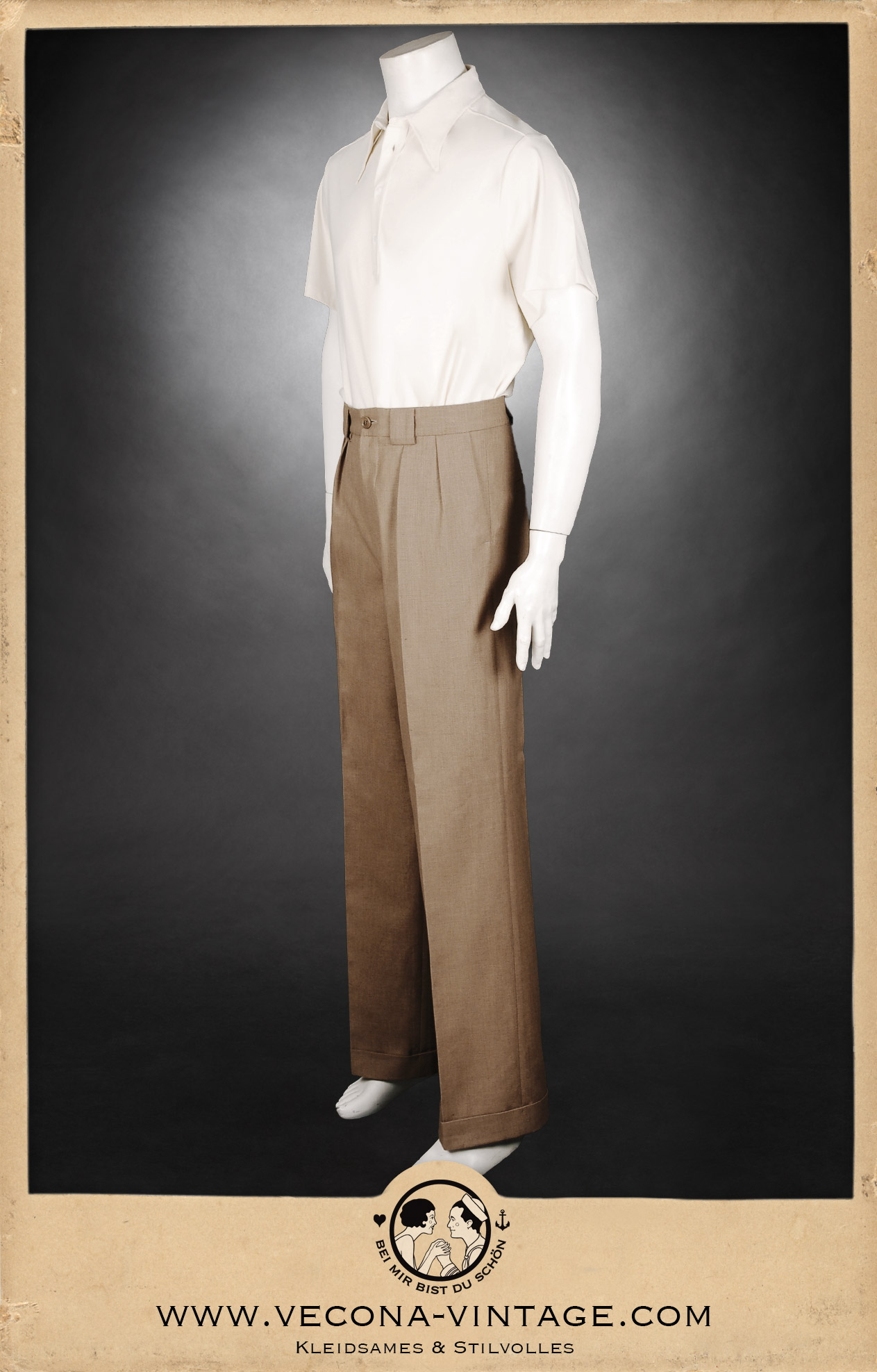 1940er Jahre Herren Polo Shirt HENRI creme mit weiter Leinenhose MARRAKECH in mandelbraun für einen authentischen Vintage Look. Ansicht von vorn.