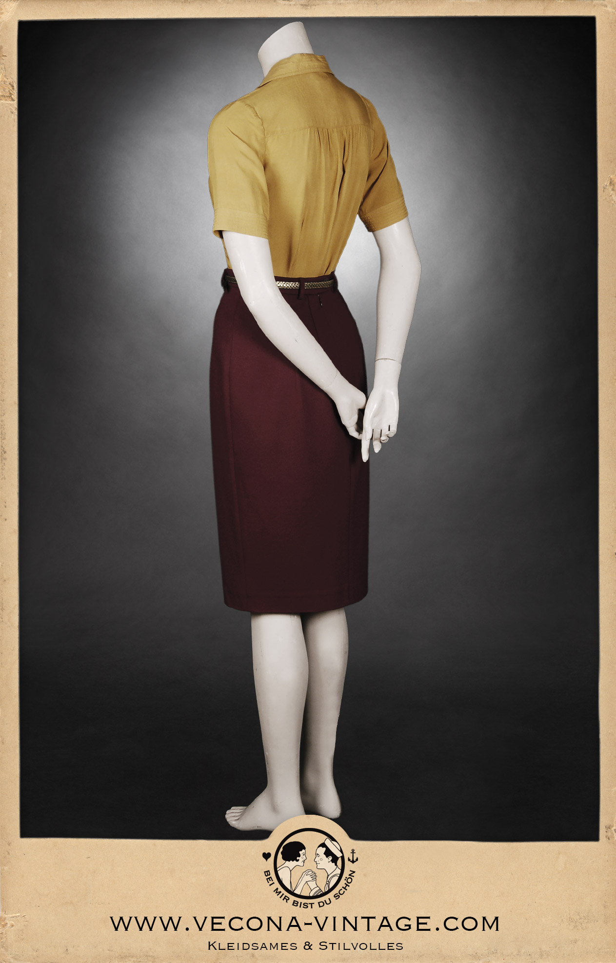 Back view of the 1930s blouse Greta in mustard yellow with the 1940s high waist pencil skirt Apache in dark red for a warm toned color blocking vintage look.