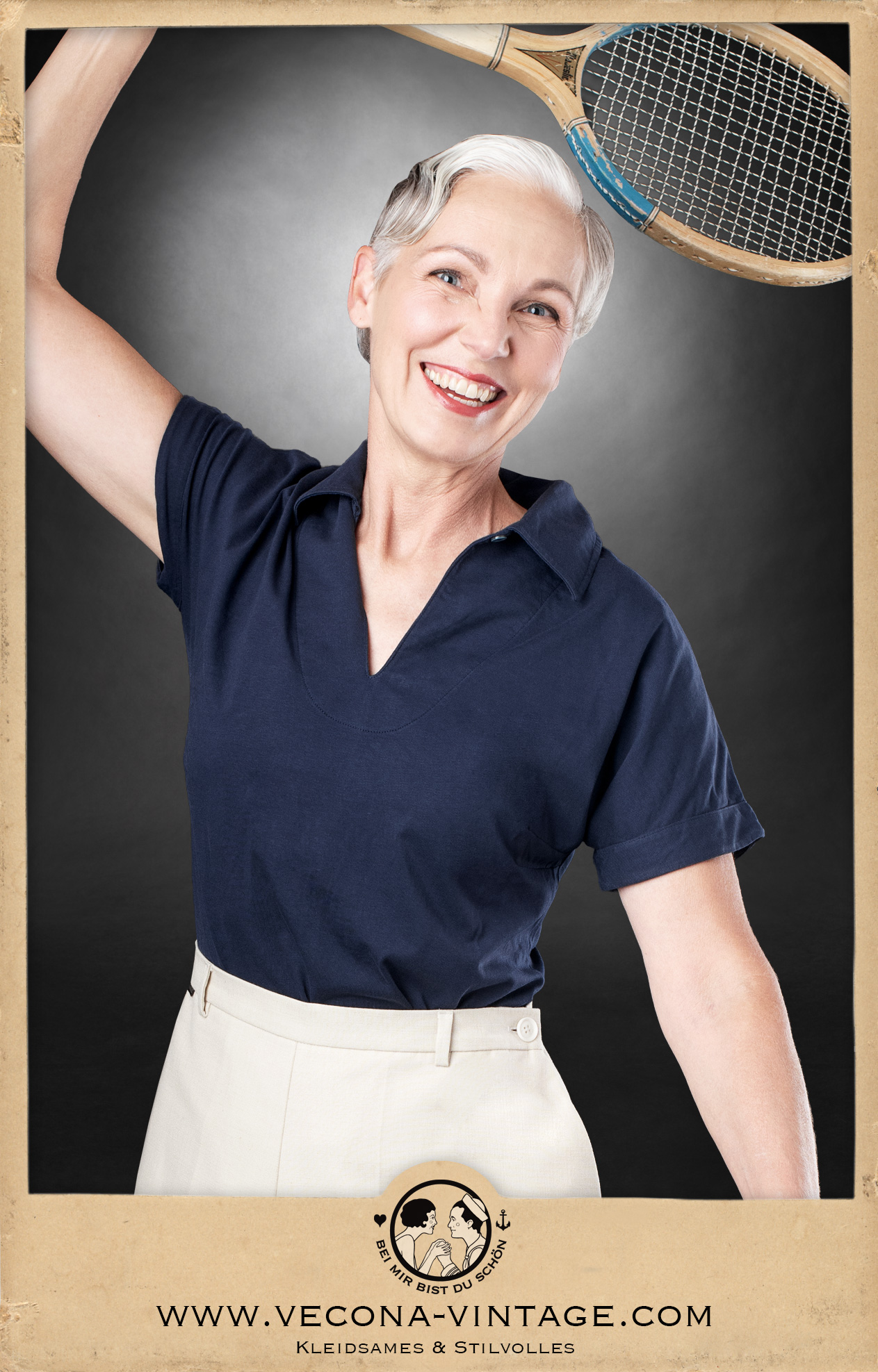 1930s vintage style polo shirt in navy blue with one-piece sleeve and buttoned collar.